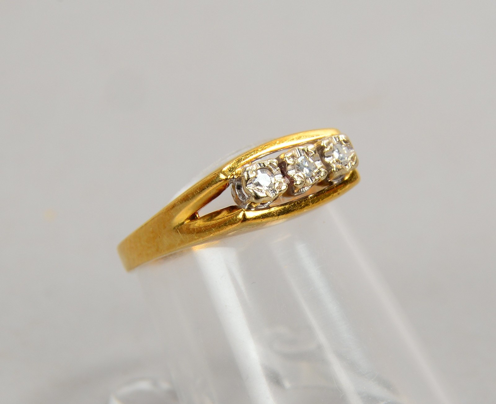 Ring, 585 GG (gest.), mit 3x Diamanten im Achtkantschliff/zus. ca. 0,06 ct; RG 51