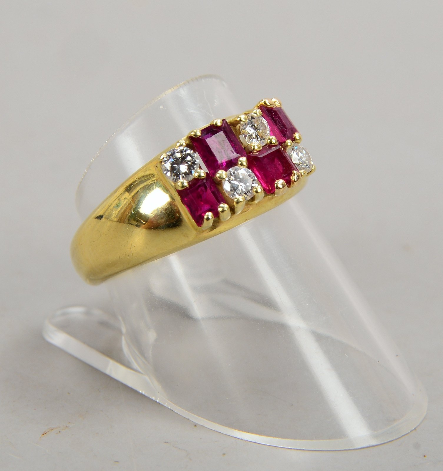 Ring, 585 GG (gest.), mit 4x Rubinen und 4x kl. Brillanten/ca. 0,44 ct; RG 55