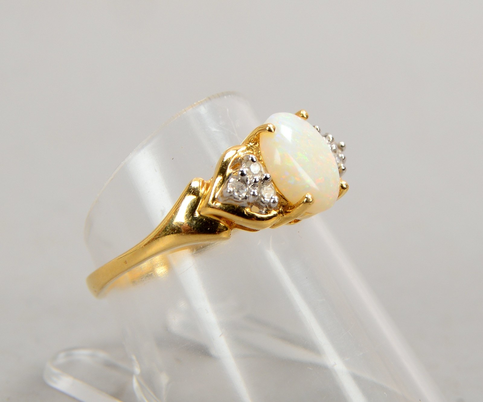Ring, 585 GG (gest.), mit Opalcabochon und 6x kl. Diamanten; RG 55, Gew. 2,50 g