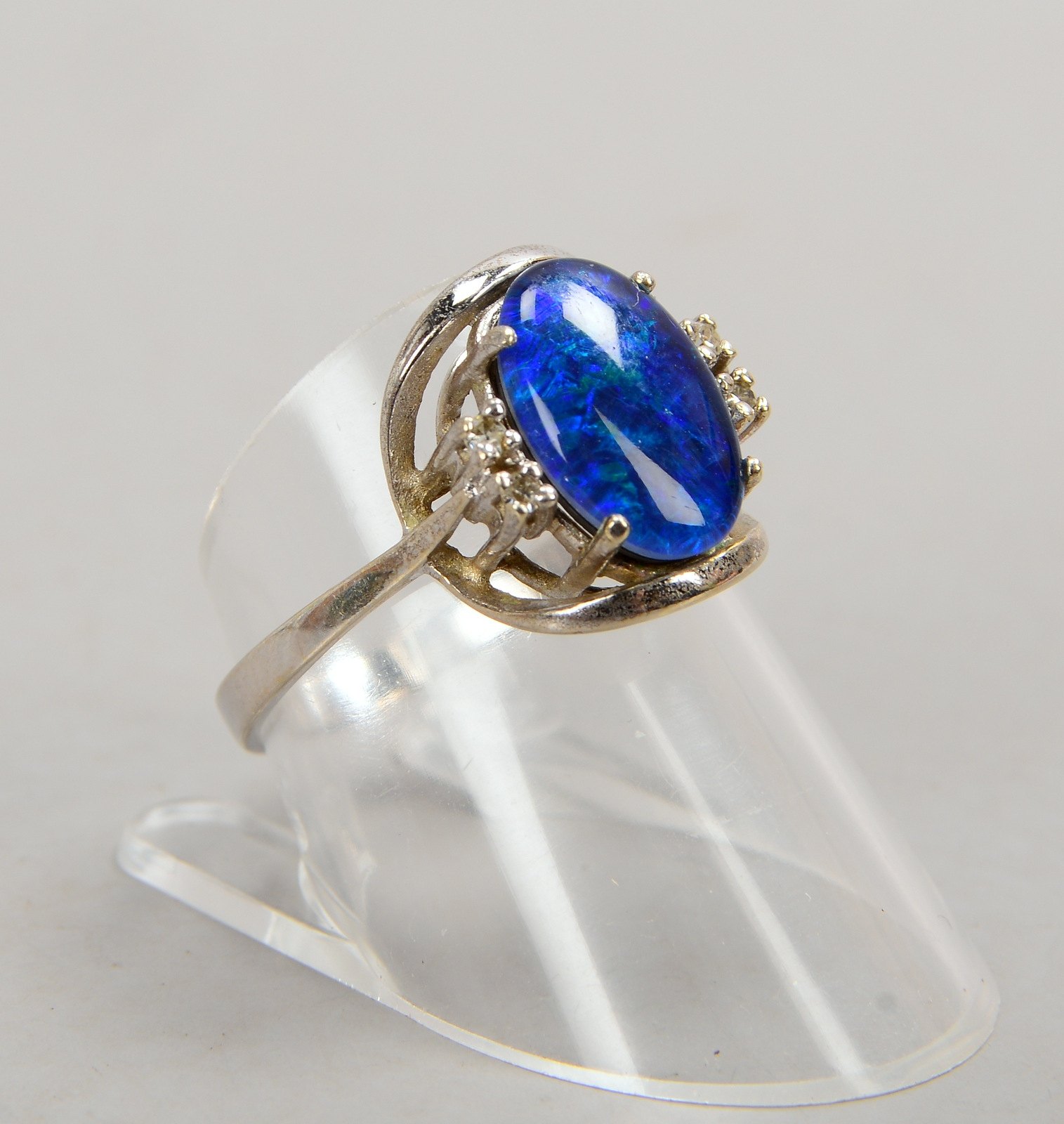 Ring, 585 WG (gest.), mit Opal-Triplette und 4x kl. Brillanten/zus. 0,06 ct; RG 57