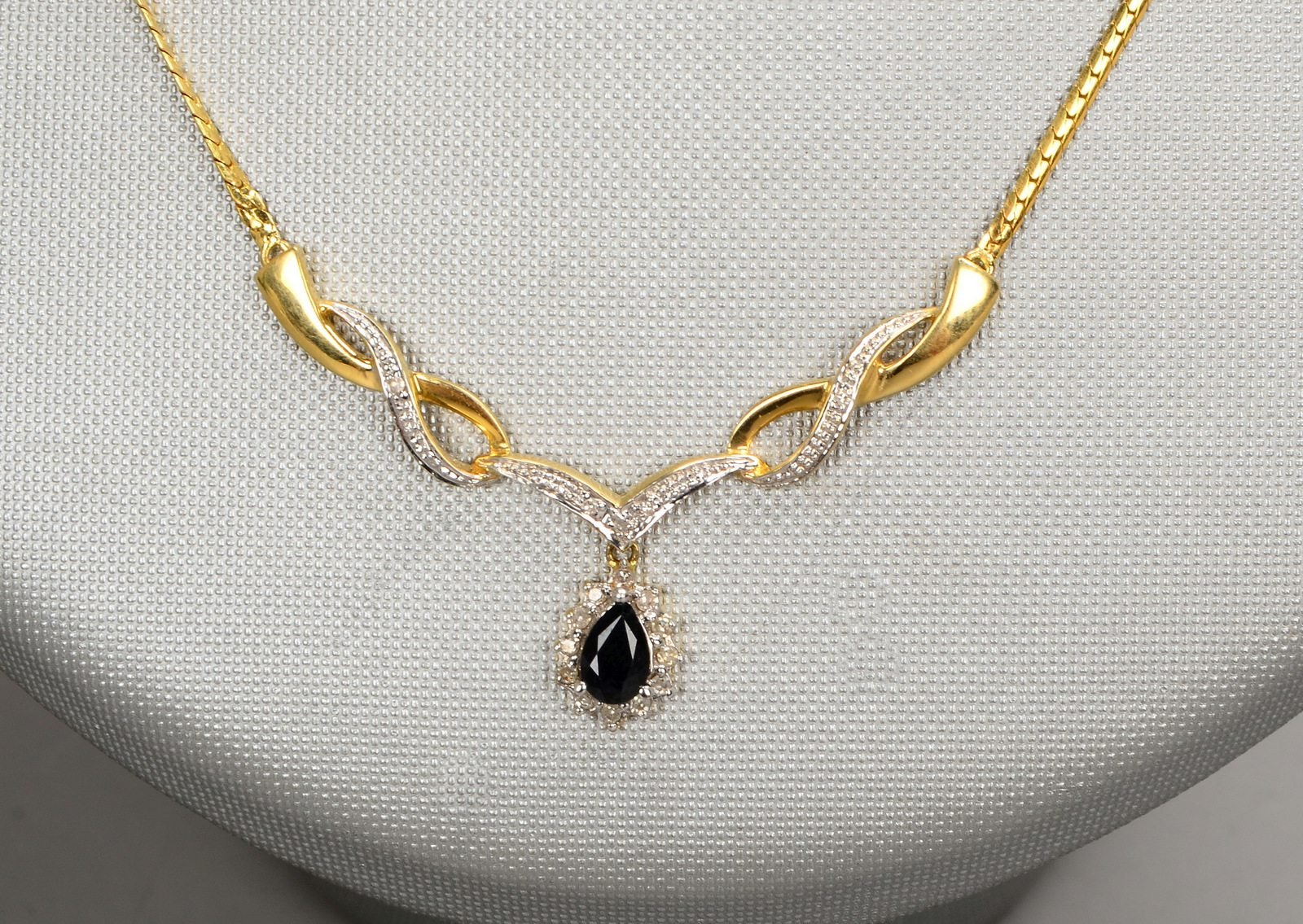 Collier, 585 GG/WG (gest.), Mittelteil besetzt mit Saphir und Diamanten