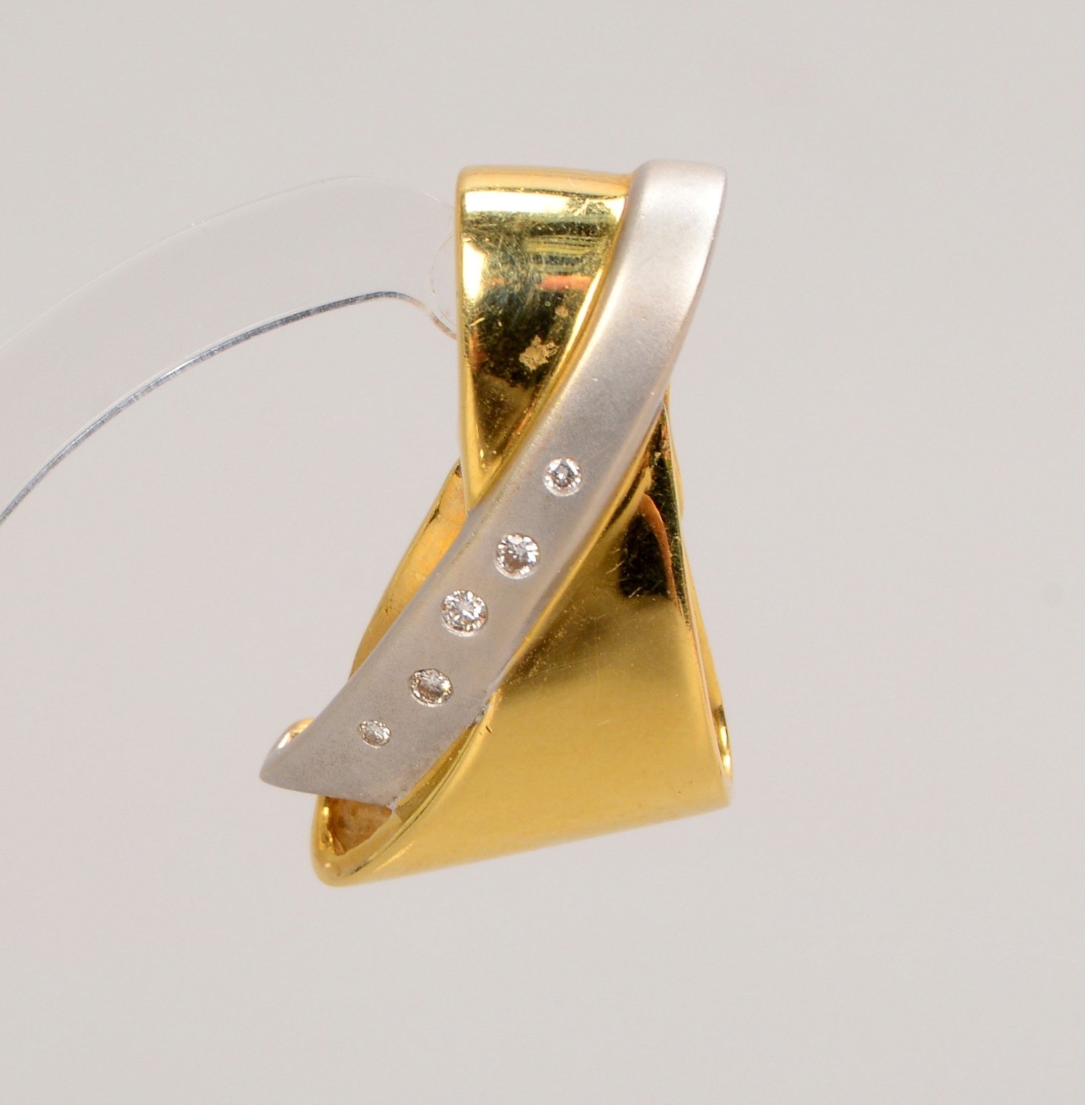 Anhänger, 585 GG (gest.), teils rhodiniert(?), mit 5x kl. Diamanten/0,06 ct, Clipschließe