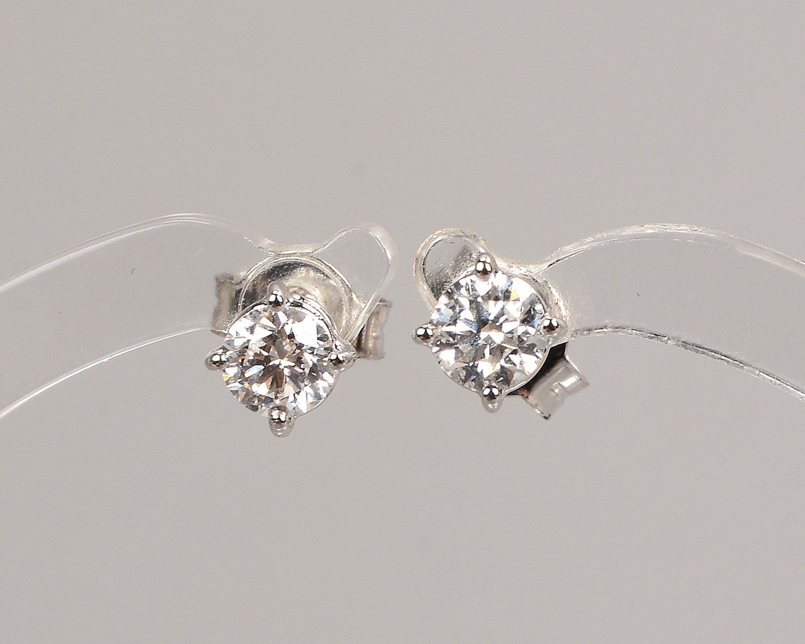 Paar Ohrstecker, 750 WG (gest.), jeweils mit Brillant/zus. 0,60 ct, F-Vsi, Gew. 1,18 g