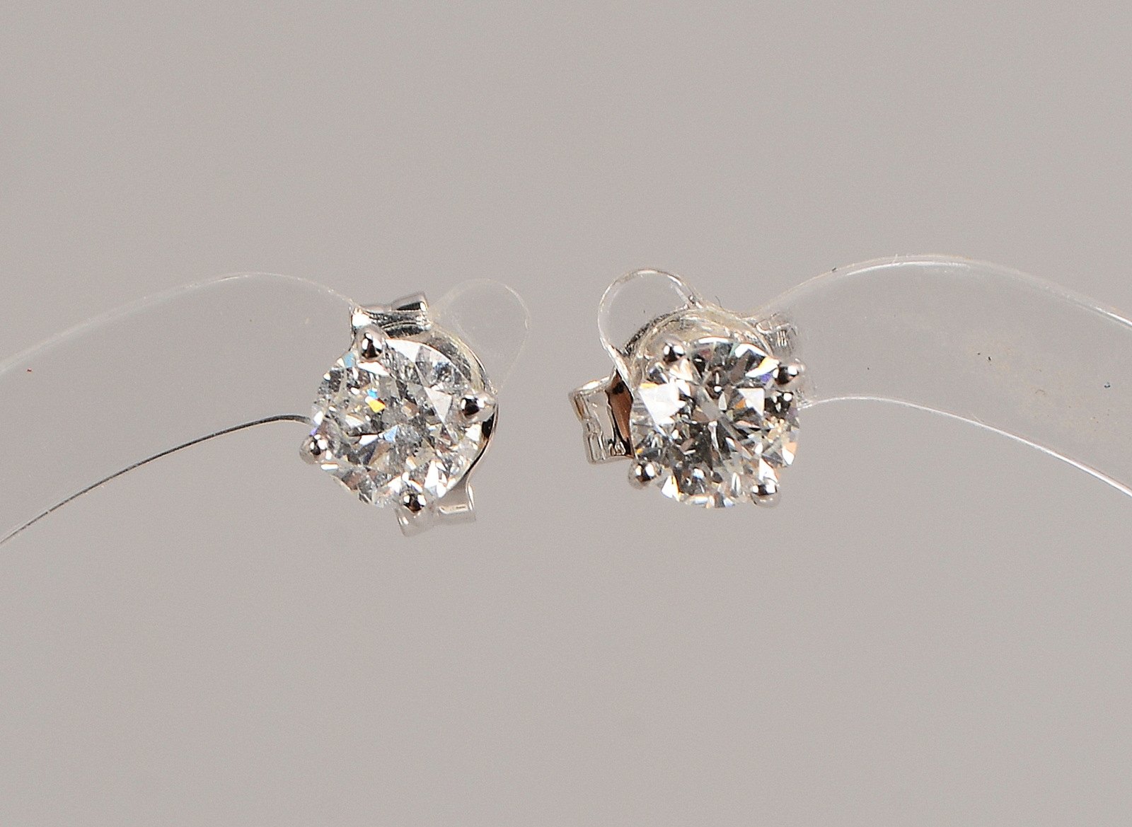 Paar Ohrstecker, 750 WG (gest.), jeweils mit Brillant/zus. ca. 0,81 ct, F, Vsi-Si; Gew. 1,20 g