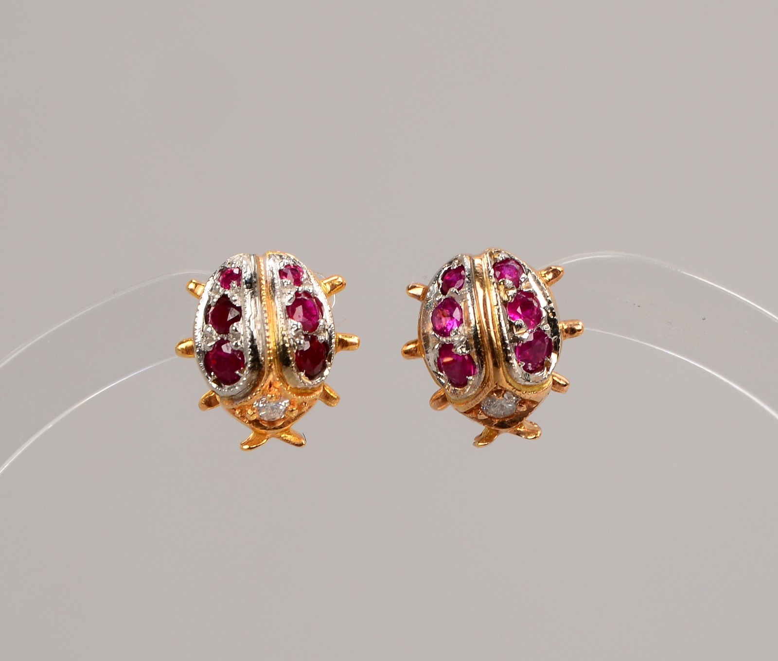 Paar Ohrstecker, 750 GG/WG (gest.), 'Marienkäfer', Rubine/0,64 ct und Brill./ca. 0,06 ct