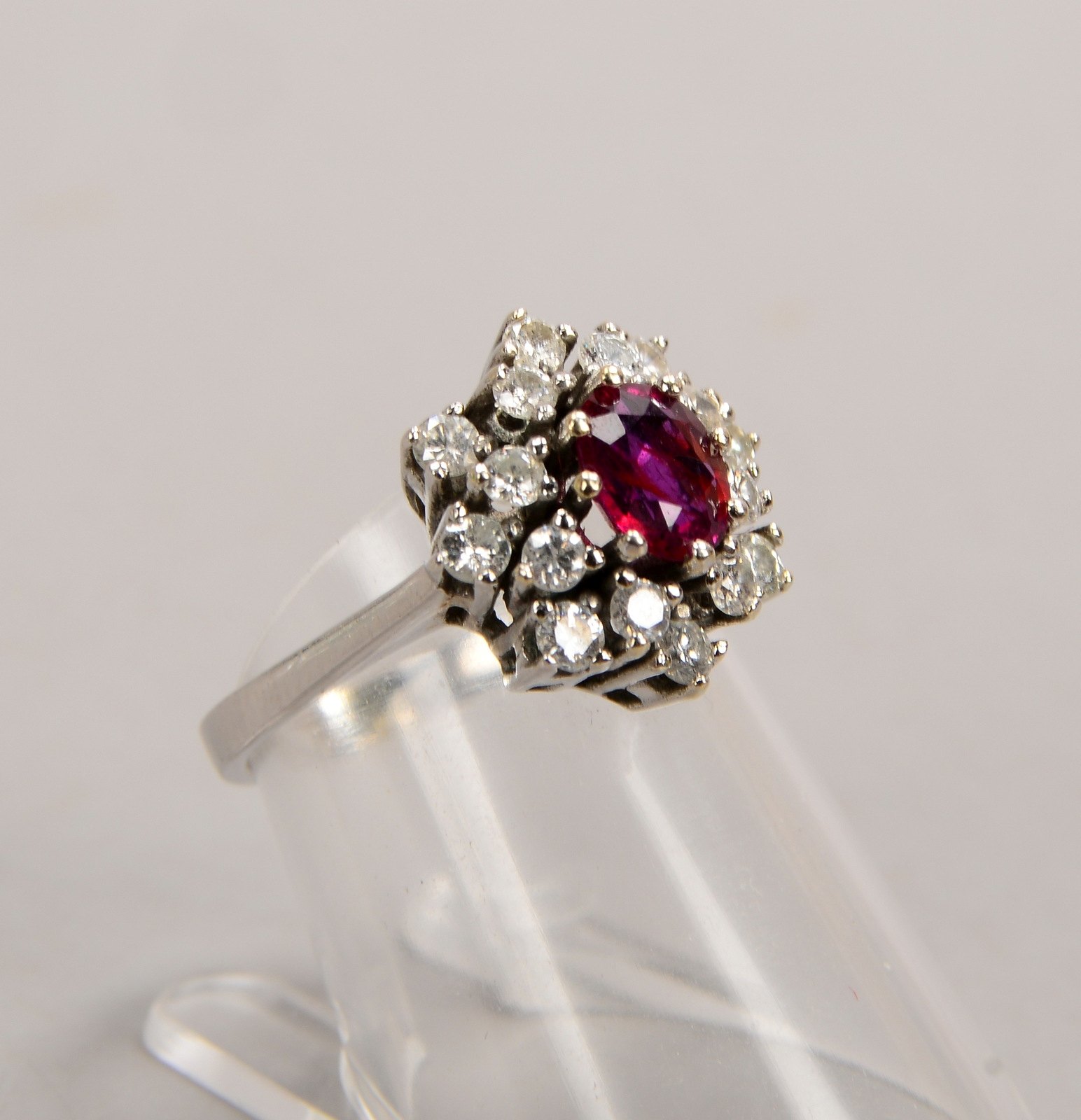 Ring, 585 WG (gest.), einzelner Rubin mit Entourage aus Brillanten/zus. ca. 0,90 ct