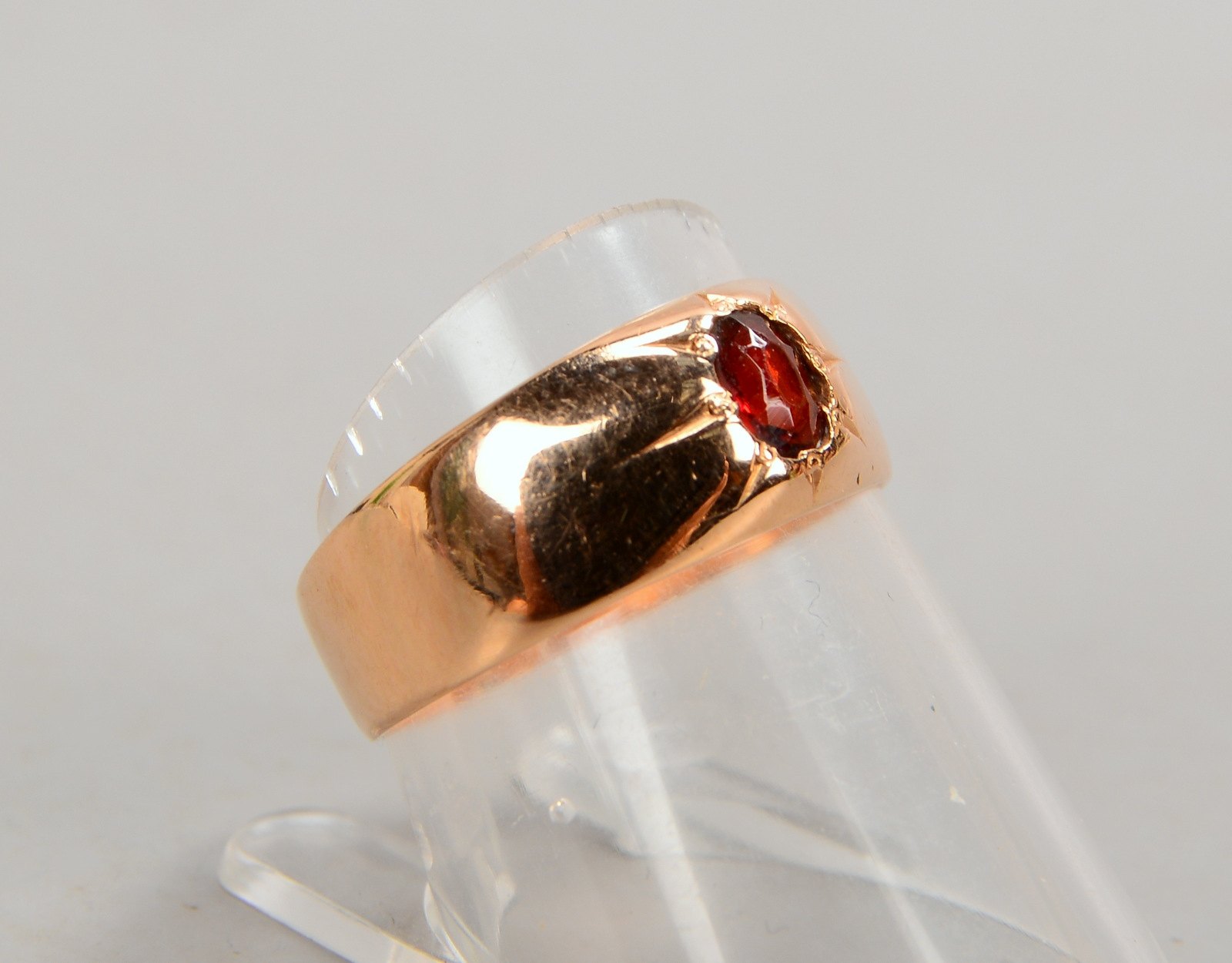 Ring, 585 RG (gest.) mit Granat im Ovalschliff; RG 55, Gewicht 3,60 g