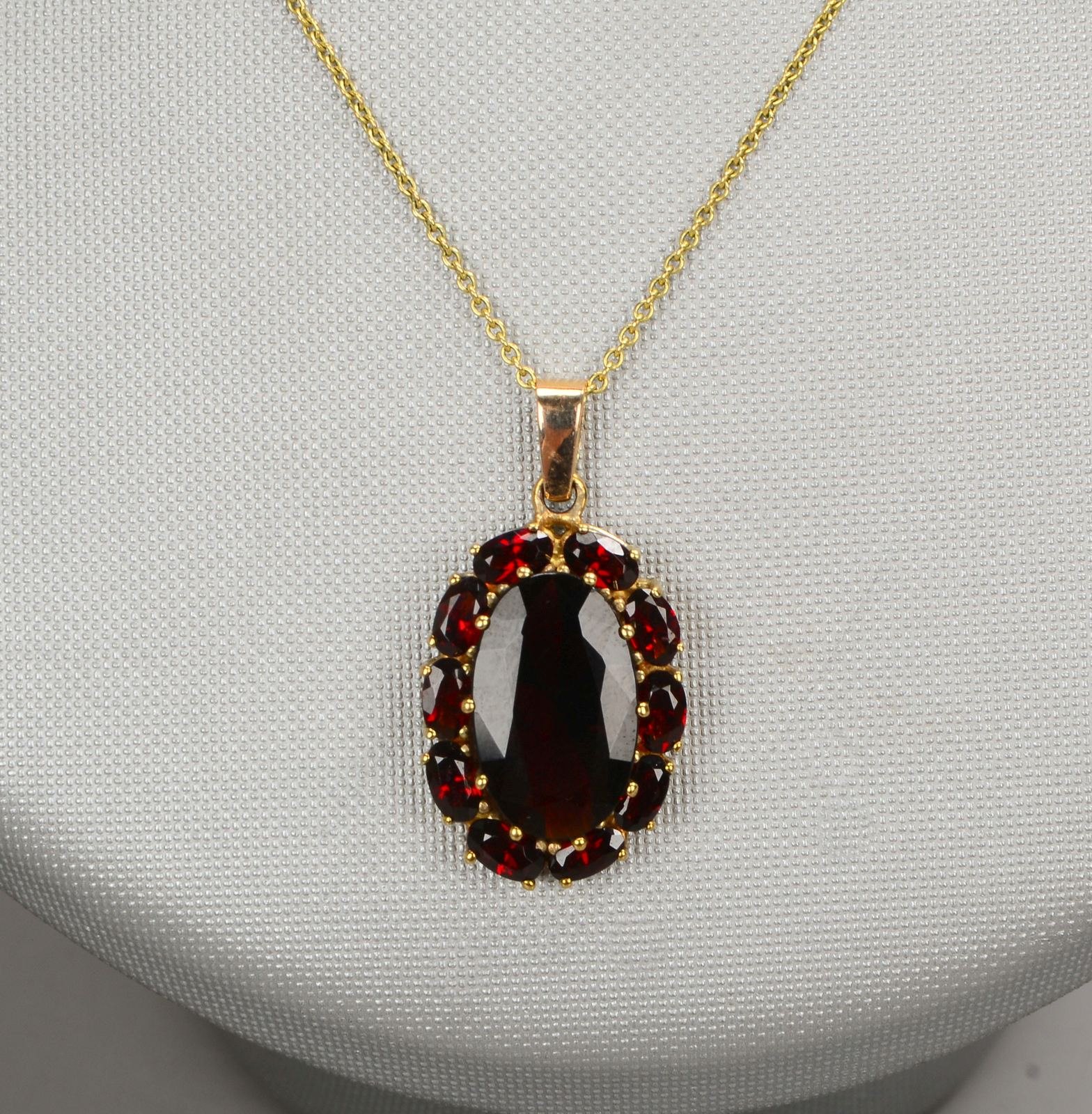 Halskette mit Anhänger, 333 GG, mit Granatbesatz; Gew. Kette 1,50 g, Anhänger 3,80 g