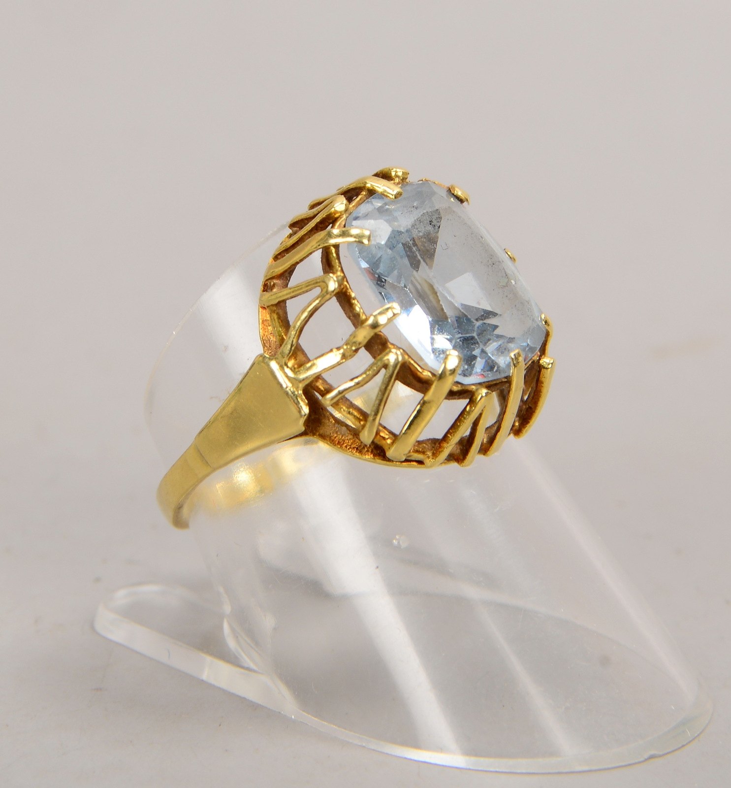 Ring, 585 GG (gest.), mit einzelnem Aquamarin im Antikschliff; RG 55, Gew. 3,90 g