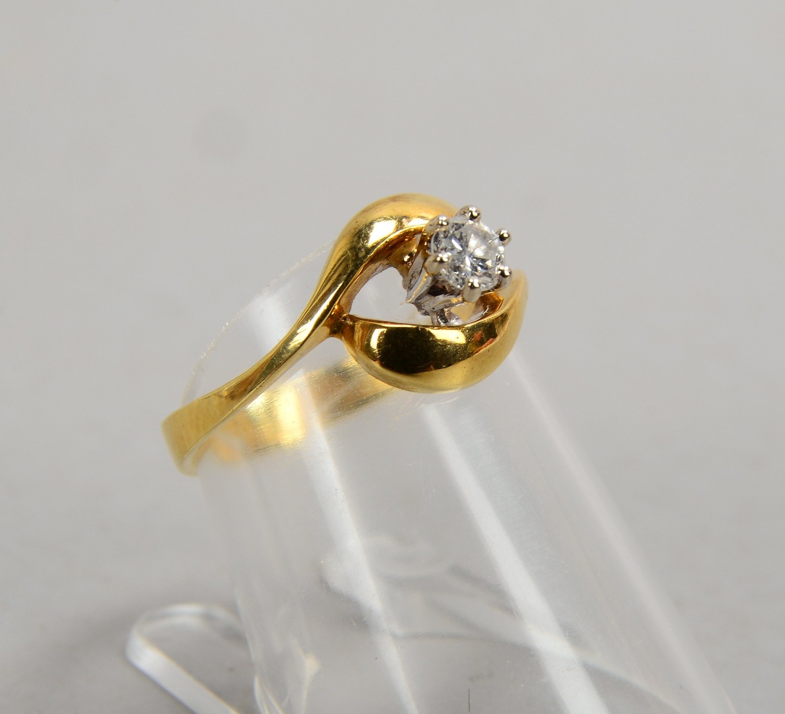 Ring, 585 GG (gest.), mit einzelnem Brillant/ca. 0,18 ct; RG 51, Gew. 2,70 g