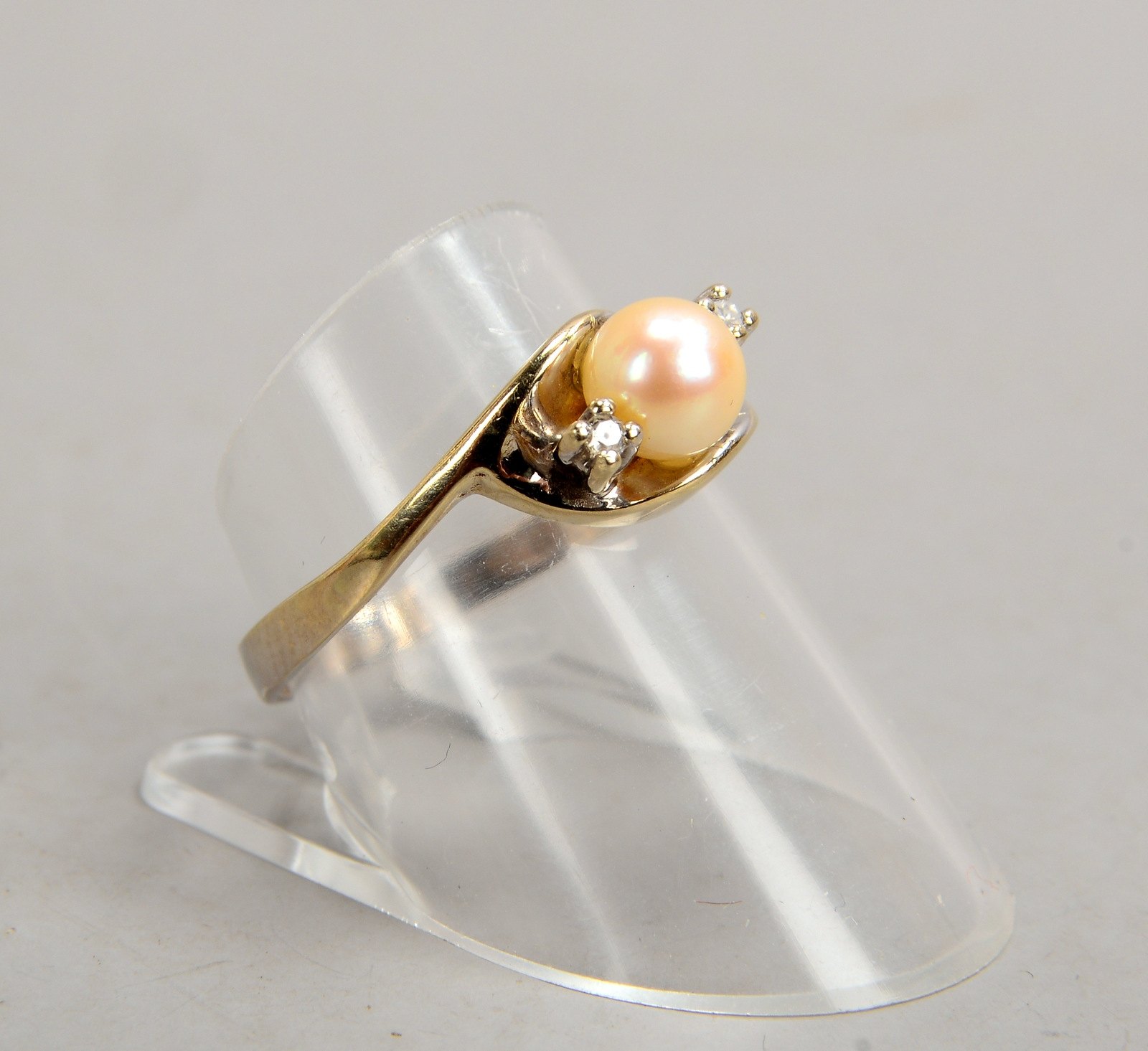 Ring, 585 WG (gest.), mit Perle und 2x kl. Diamanten; RG 57, Gew. 2,80 g