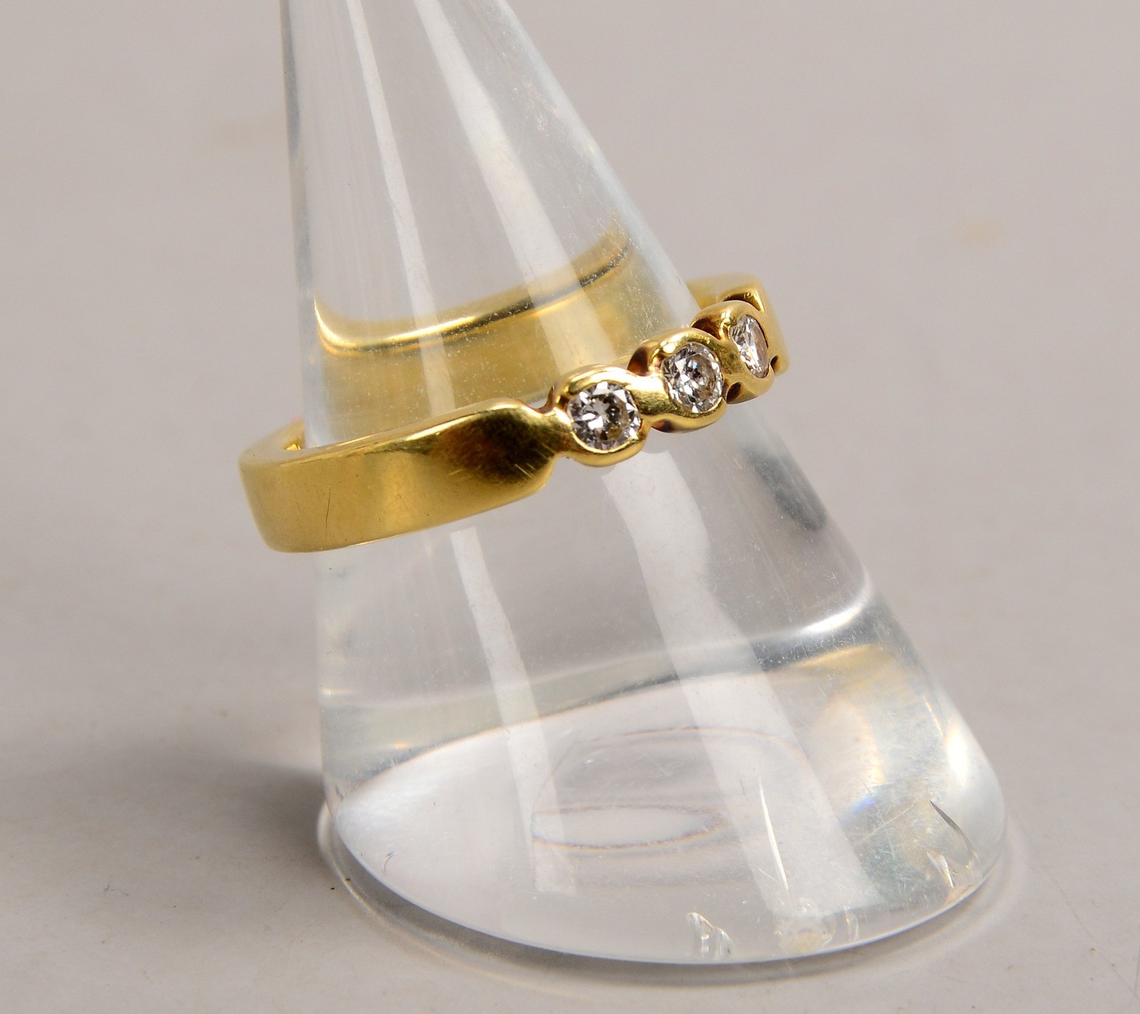 Ring, 585 GG (gest.), mit 3x kl. Brill./zus. ca. 0,15 ct; RG 50, Gew. 4,20 g