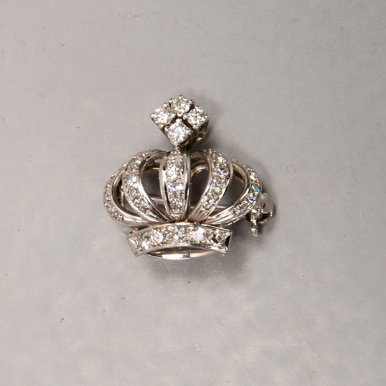 Figürl. Brosche, 750 WG (gest.), 'Krone', vielf. Diamantbesatz/zusammen 0,56 ct
