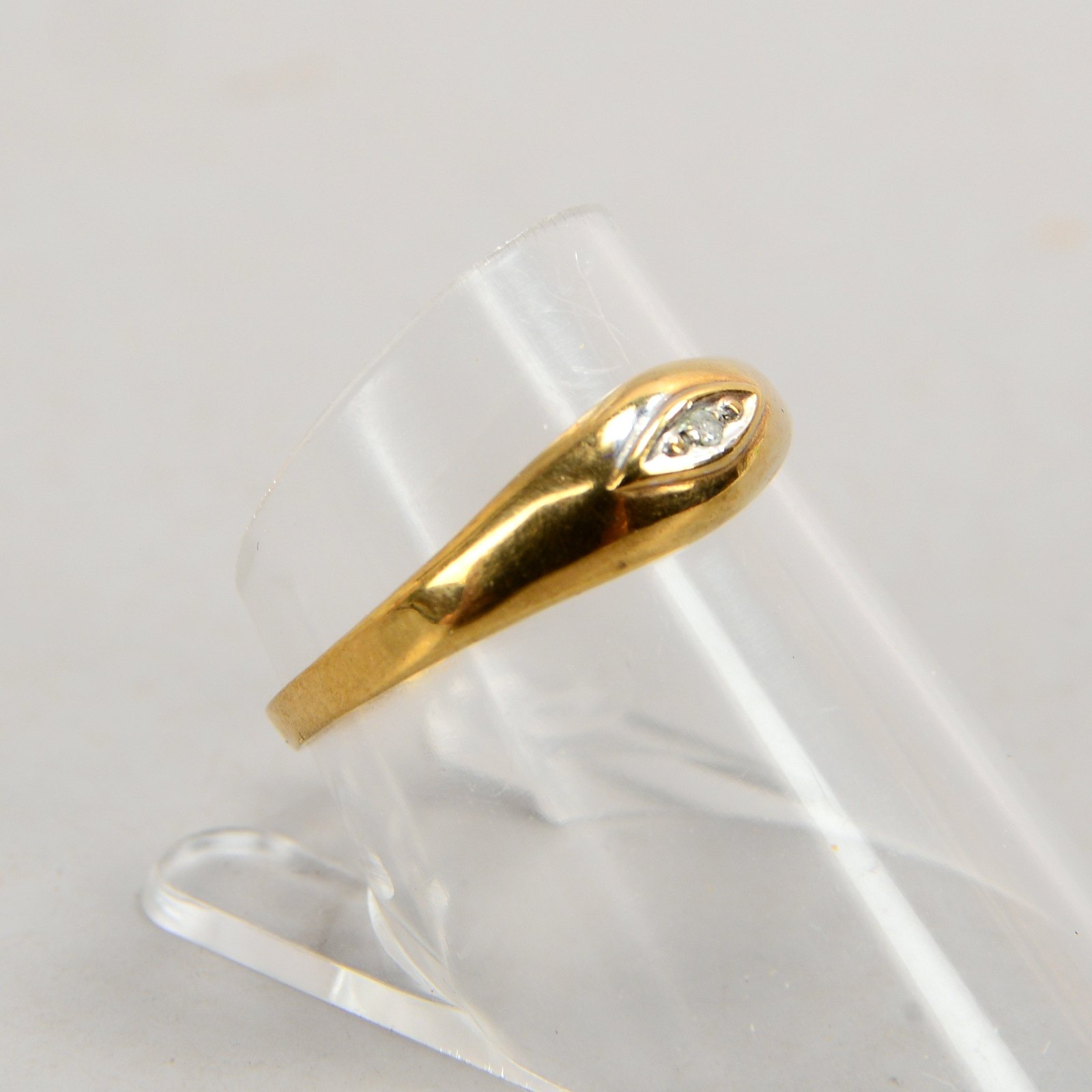 Ring, 333 (gest.), besetzt mit einzelnem kleinem Brillant; RG 56, Gewicht 0,77 g