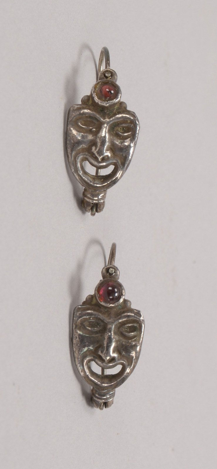Paar Ohrringe, Silber, Maskenmotiv, mit Steinbesatz - in Schatulle; Länge 2,3 cm