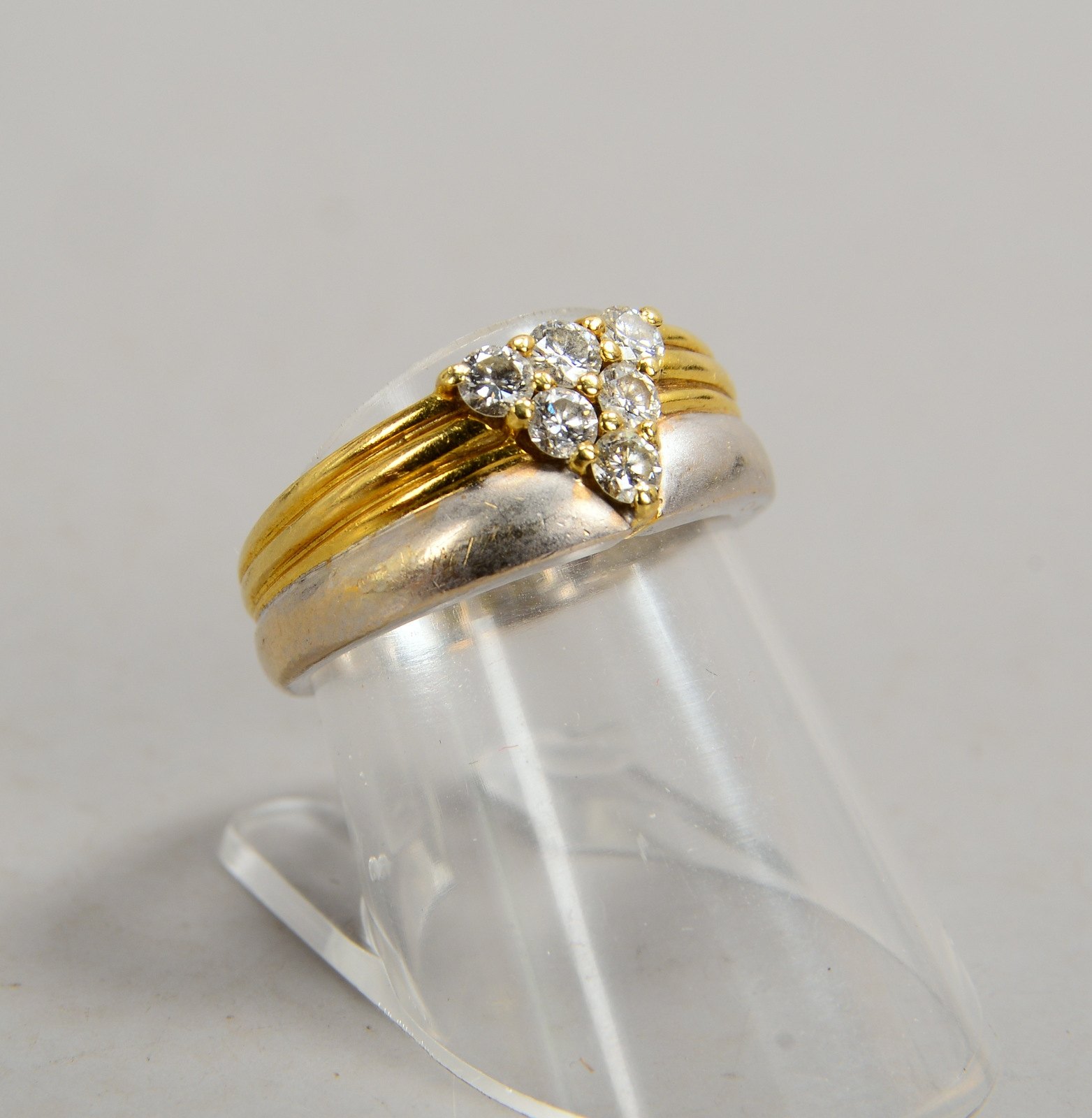 Ring, 585 GG/WG (gest.), mit 5x Brill./zus. ca. 0,50 ct; RG 53, Gew. 4,50 g