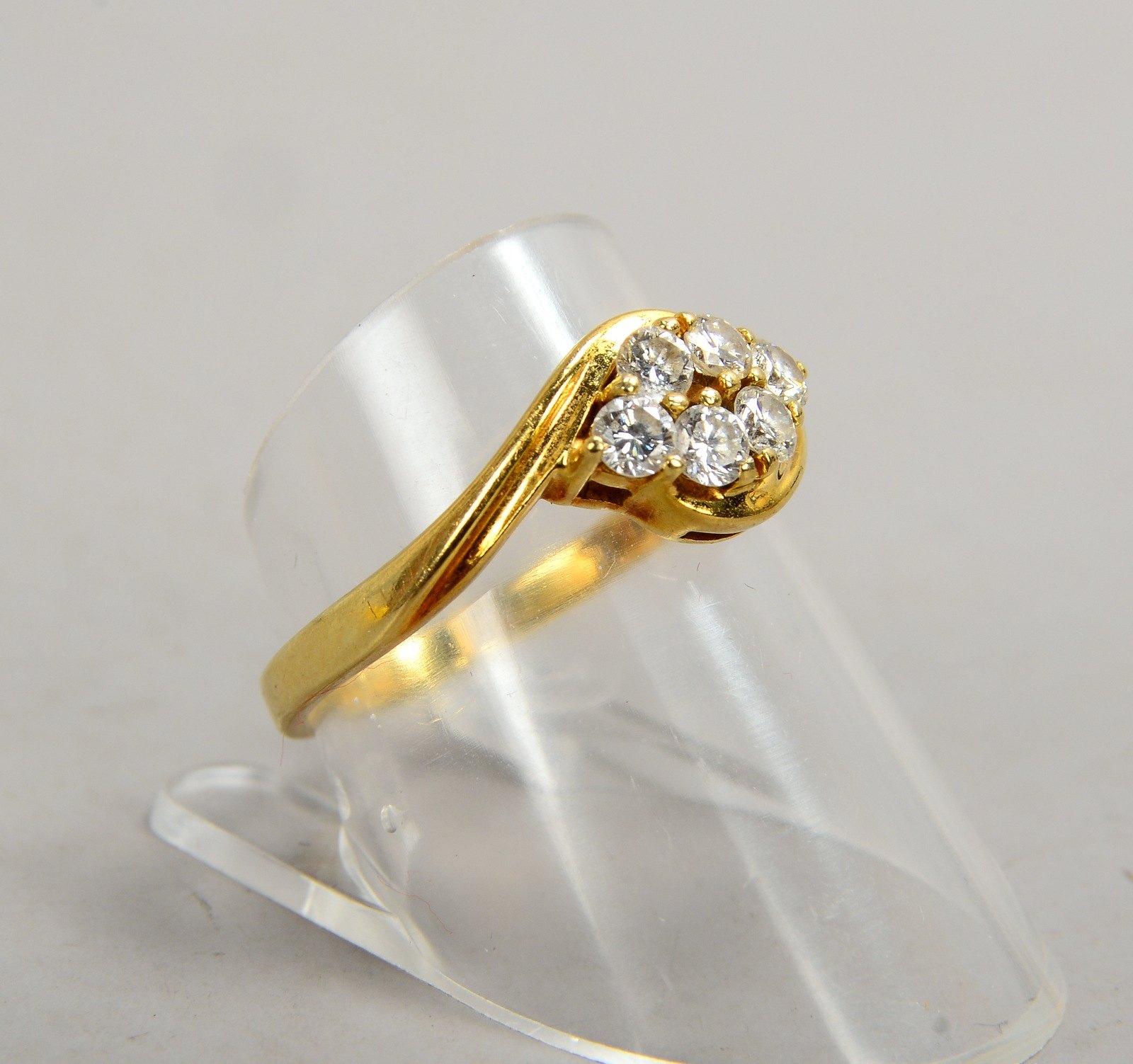 Ring, 585 GG (gest.), mit 5x Brill./zus. ca. 0,50 ct; RG 57, Gewicht 3,50 g