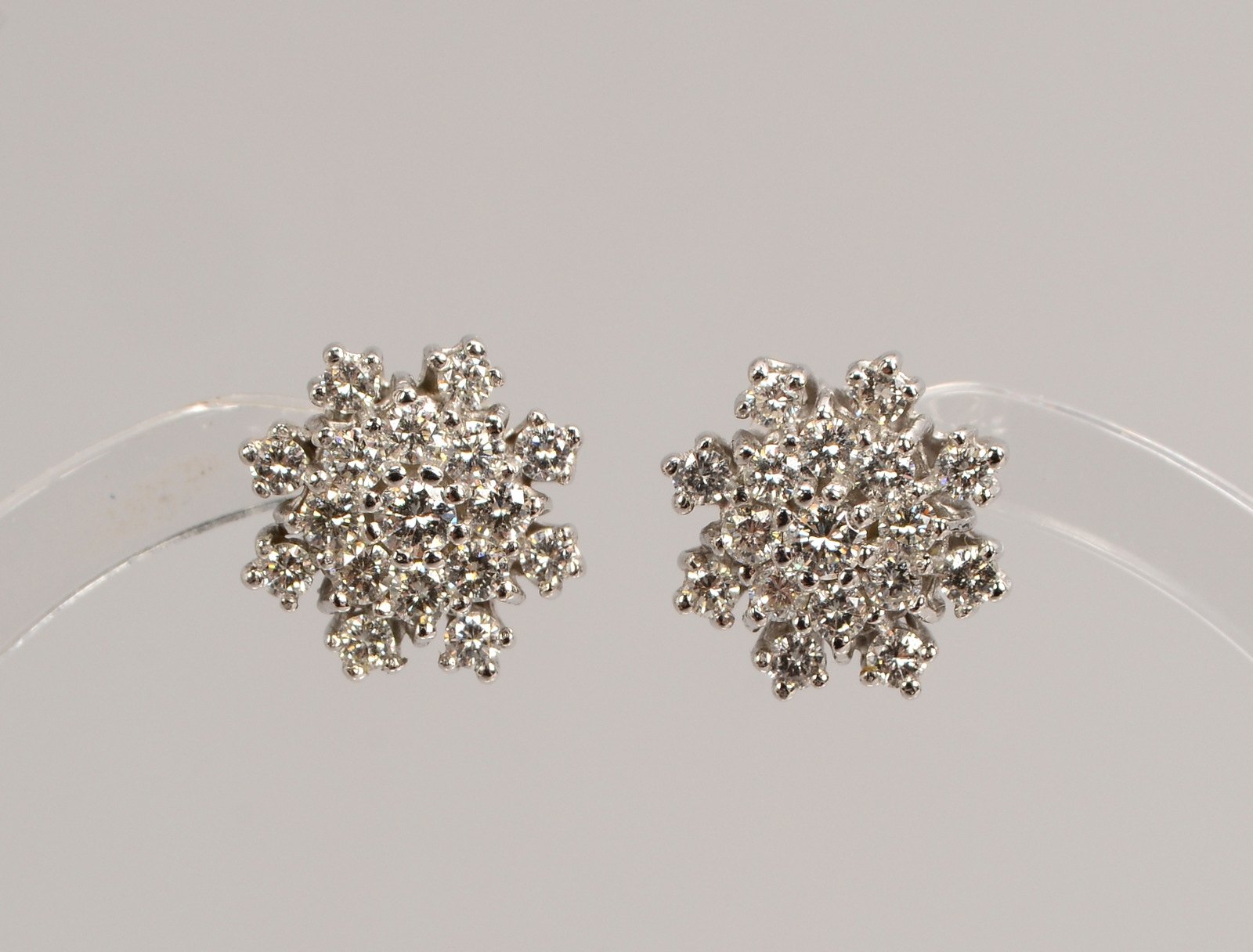 Paar Ohrstecker, 585 WG (gest.), mit je 17x Brill./zus. ca. 2,30 ct; Ø 12 mm, Gewicht 4,80 g