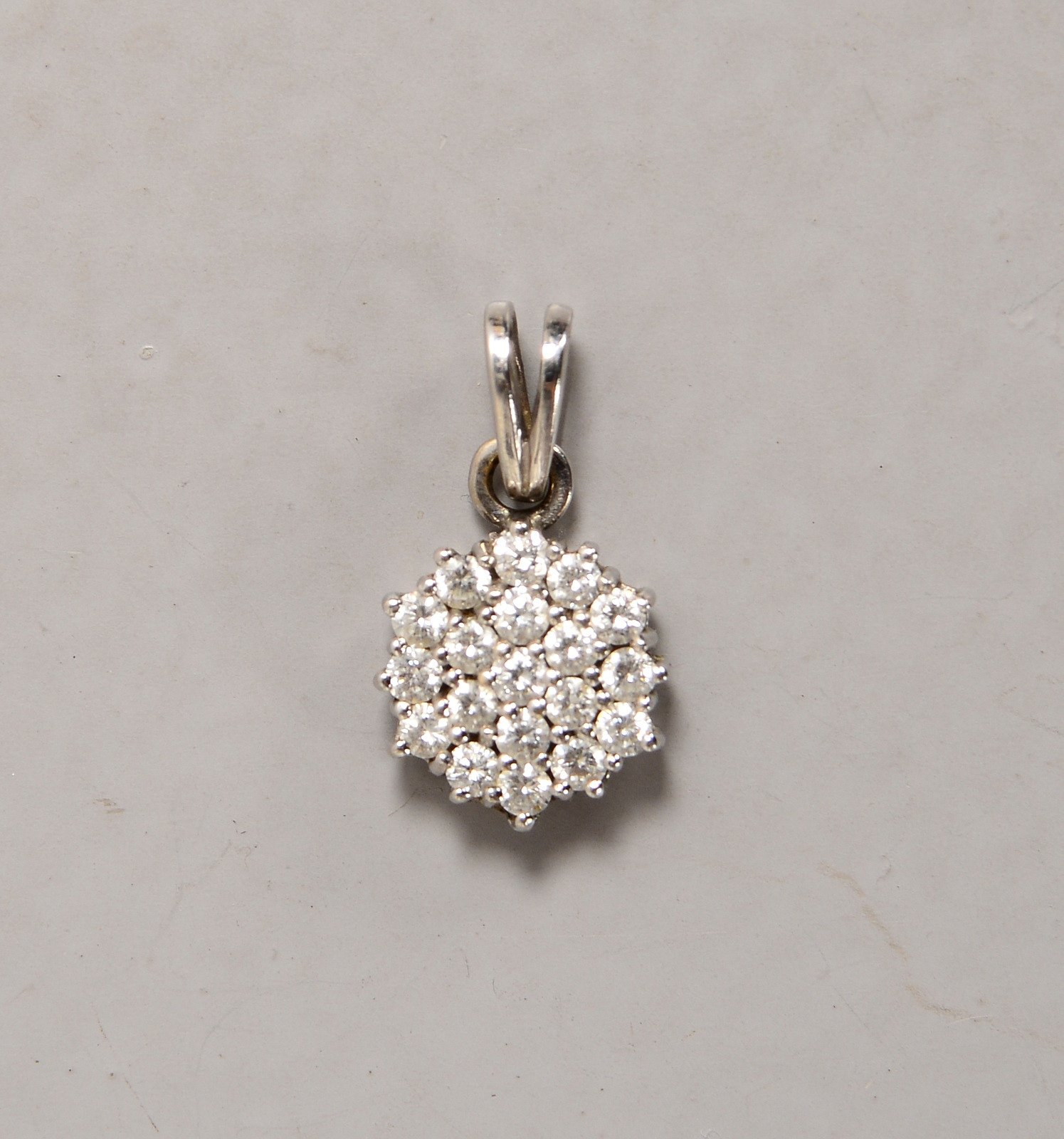 Anhänger, 585 WG (gest.), mit 19x Brill./zus. ca. 0,76 ct; Ø 11 mm, Gew. 2,60 g