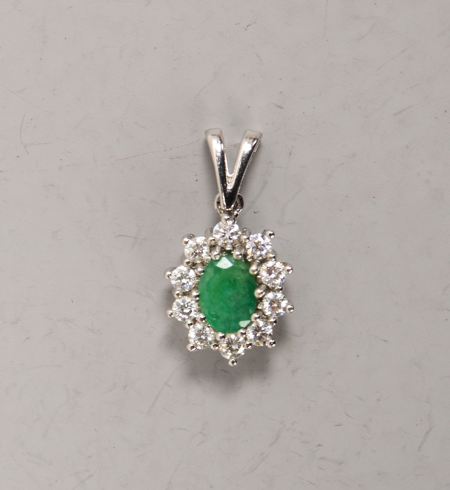 Anhänger, 585 WG (gest.), ovaler Smaragd mit Brill.-Entourage; Maße 11 x 14 mm