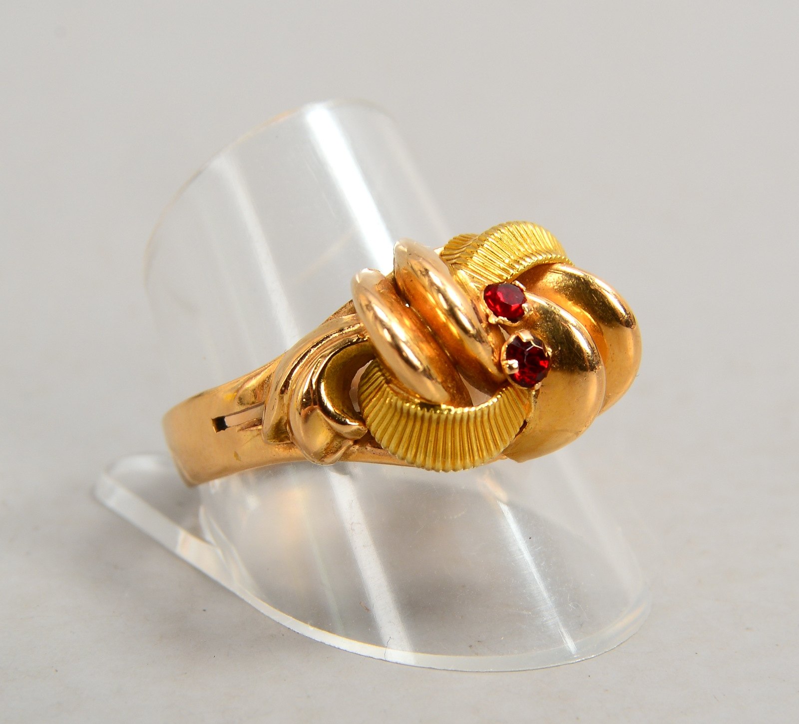 Ring, 750 GG (gest.), mit 2x kleinen Rubinen; RG 64, Gewicht 6,30 g