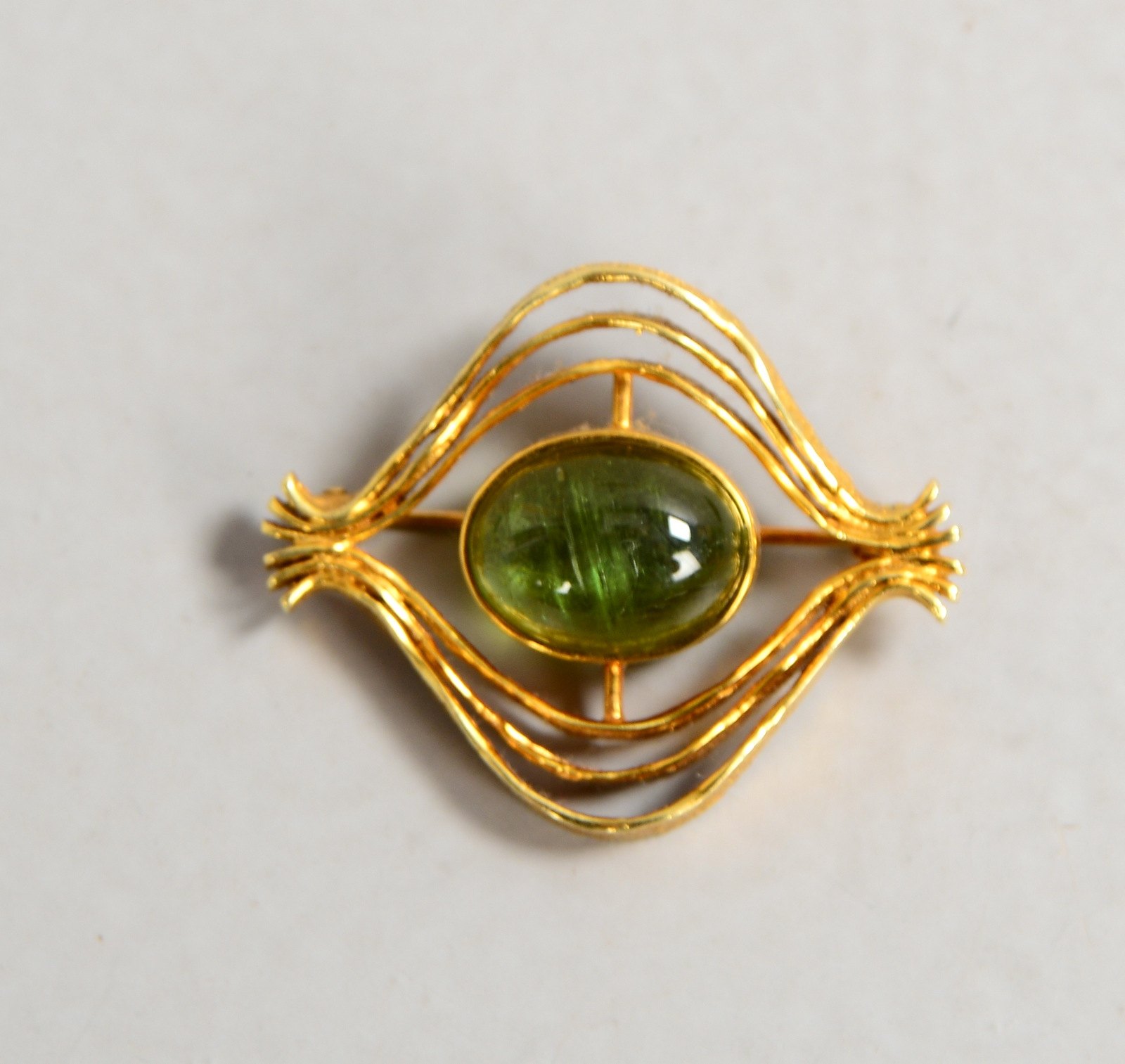 Brosche, 585 GG, Schmucksteinbesatz/Beryll(?); Maße 30 x 35 mm, Gew. 10,50 g