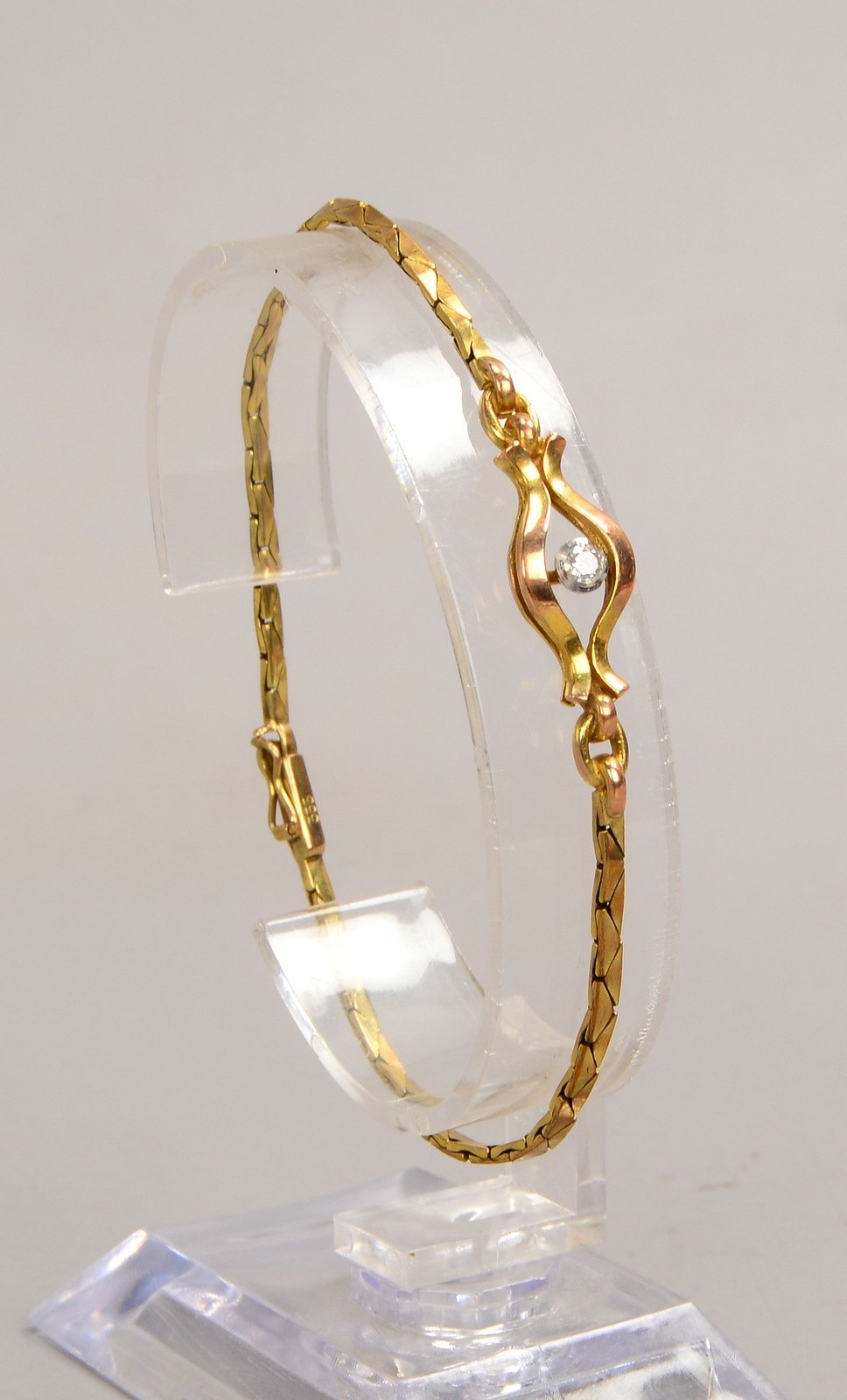 Armband, 333 GG (gest.), mit kl. Brillant von 0,07 ct (gest.); Länge 18 cm, Gewicht 5,60 g