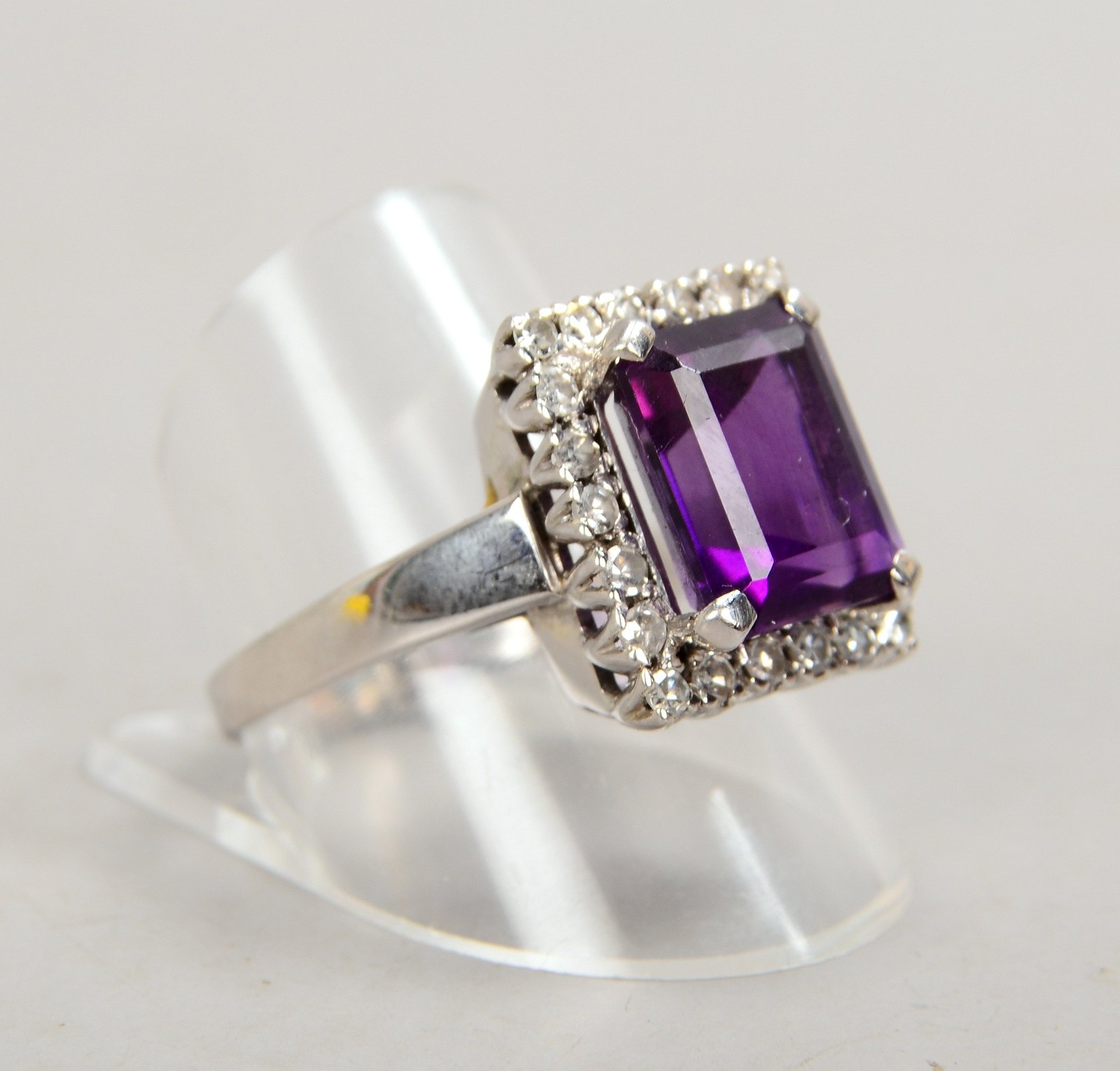 Ring, 585 WG (gepr.), mit Amethyst und Diamantenbesatz; RG 61, Gewicht 7,50 g