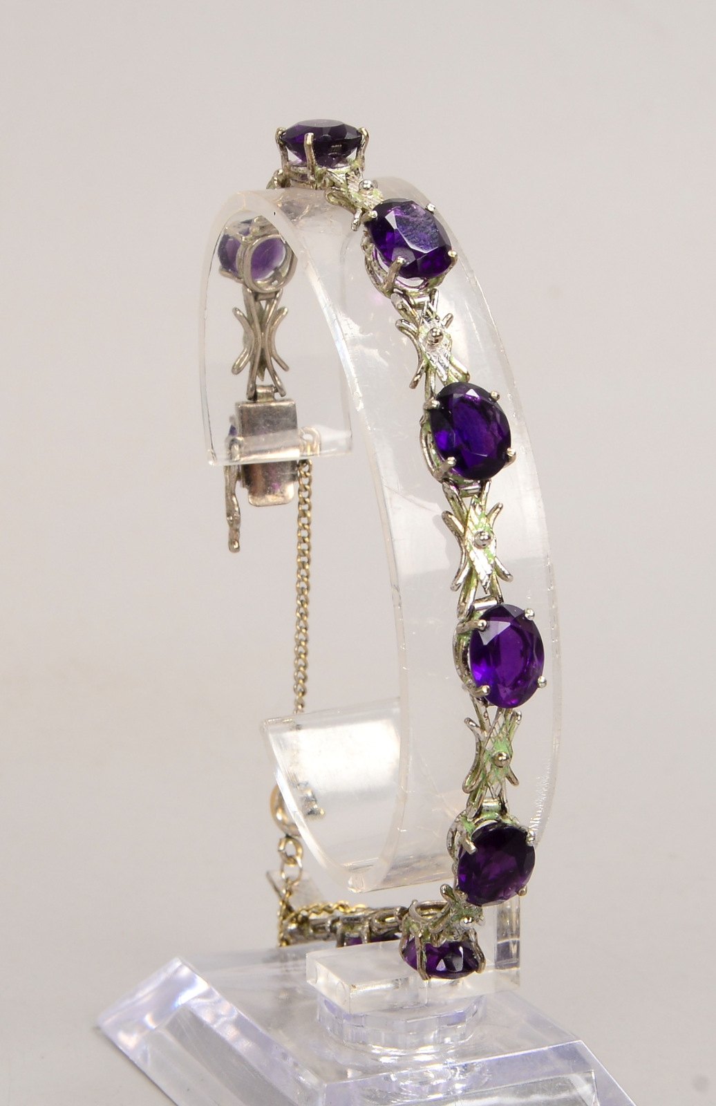Armband, 750 WG (gest.), mit 9x ovalen Amethysten, mit Steckschließe/Sicherheitsk.