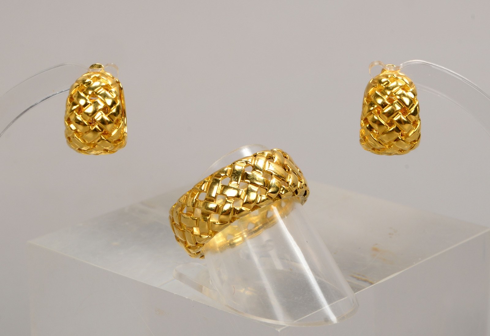 Tiffany & Co/NY, exkl. Schmuckset, 750 GG (gest./bez.): Ring und Ohrstecker, Flechtmuster