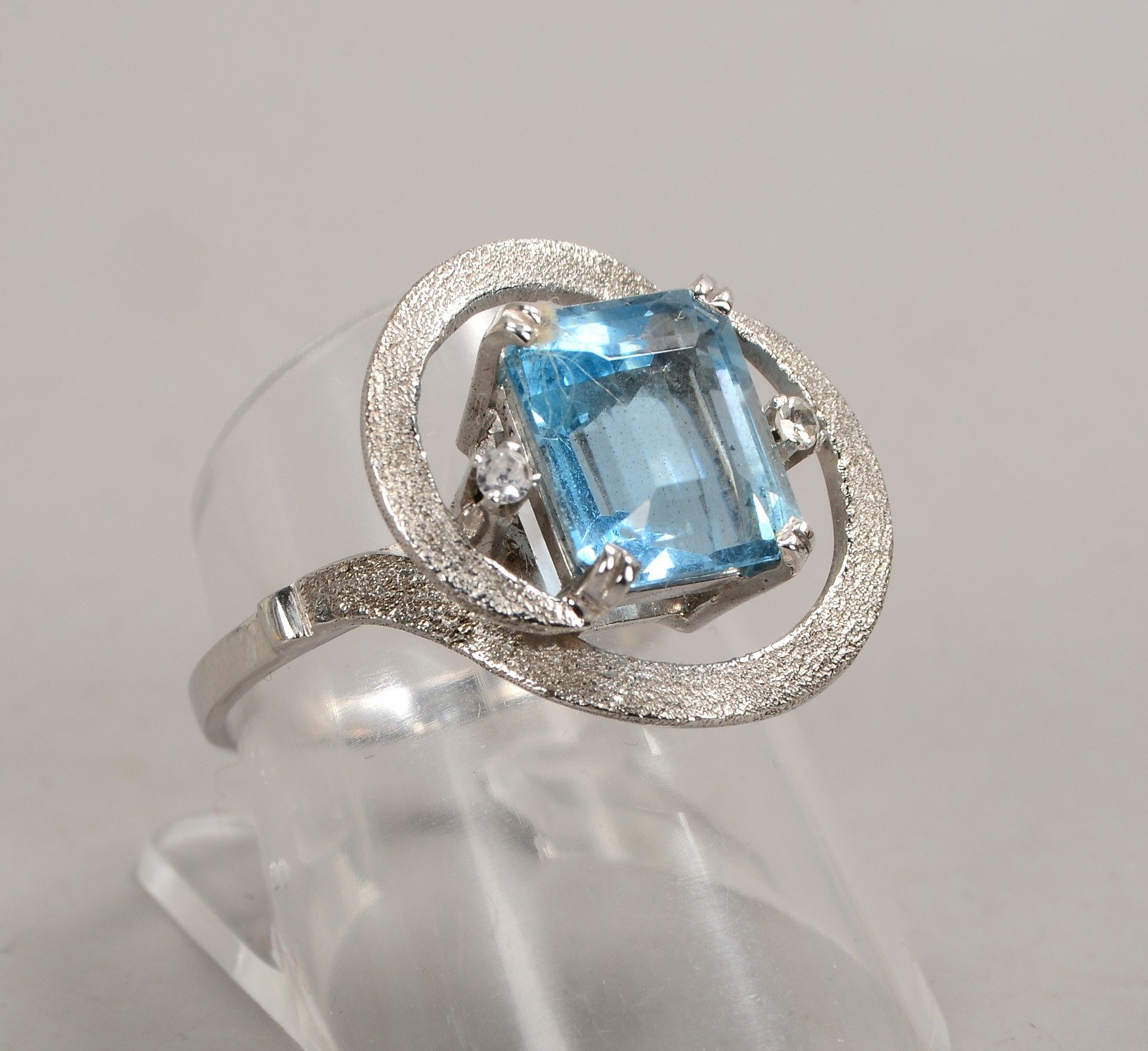 Ring, 585 WG (gepr.), mit einzelnem Aquamarin im Smaragdschliff; RG 58, Gew. 5 g