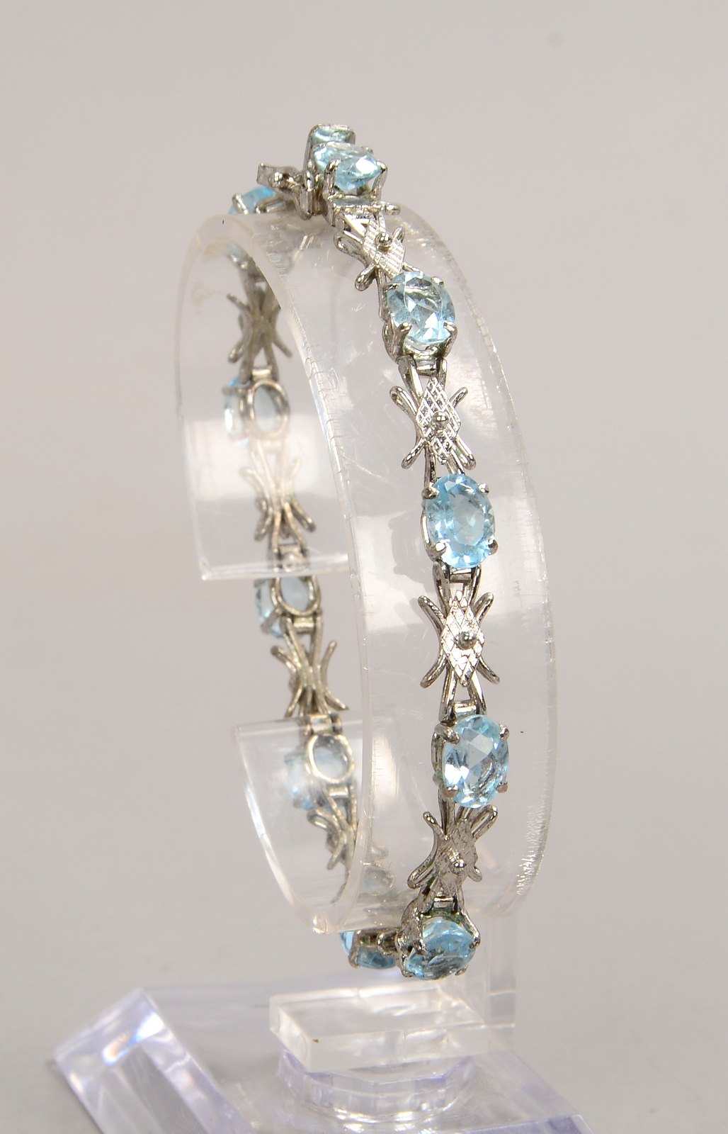 Armband, 750 WG (gest..) mit 10x ovalen Aquamarinen; Länge 16,5 cm, Gew. 12 g