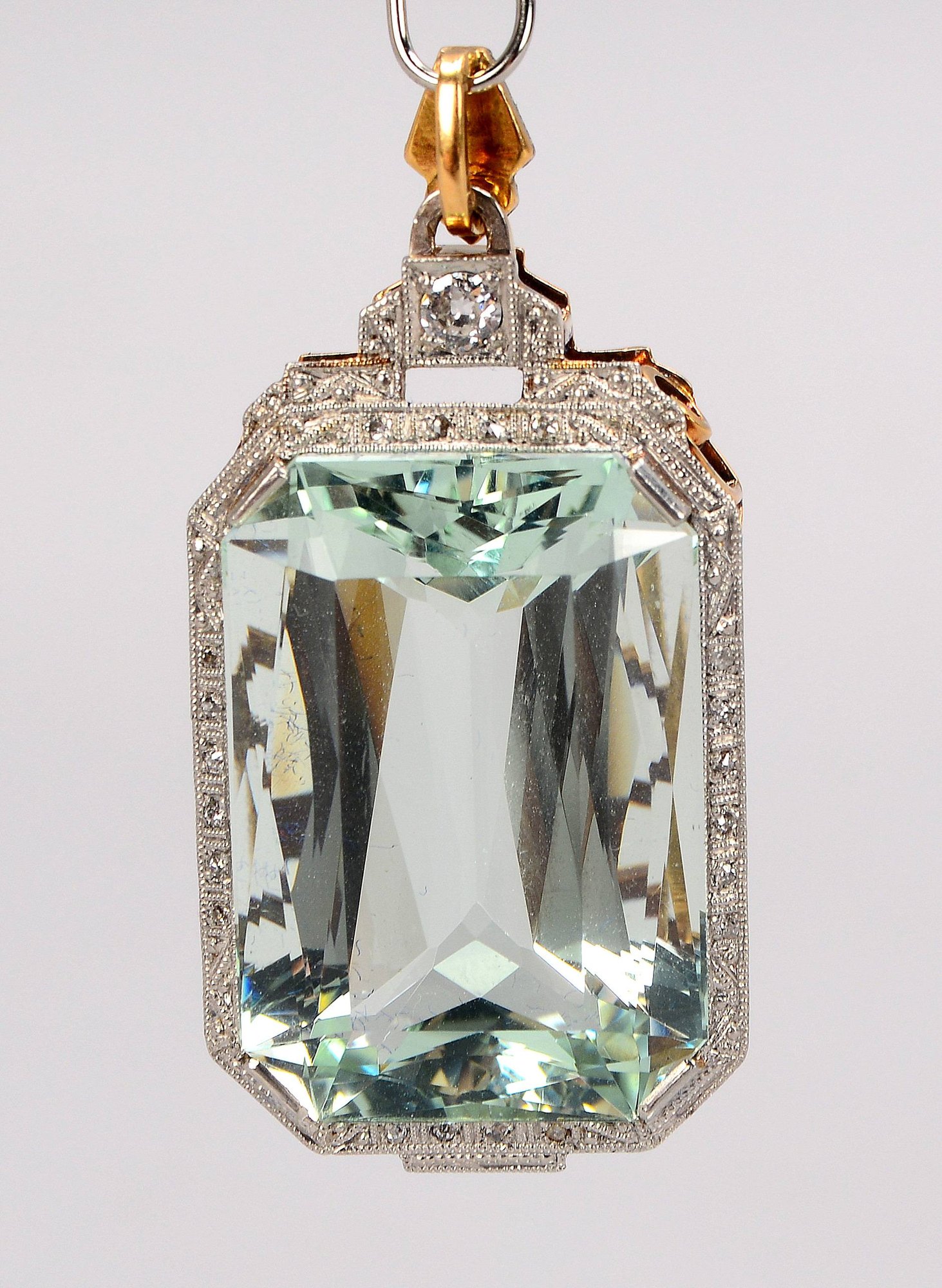 Anhänger, 585 GG, mit natürl. Aquamarin/ca. 43,76 ct/LR, 1 Brill./LR und 20x Diam.
