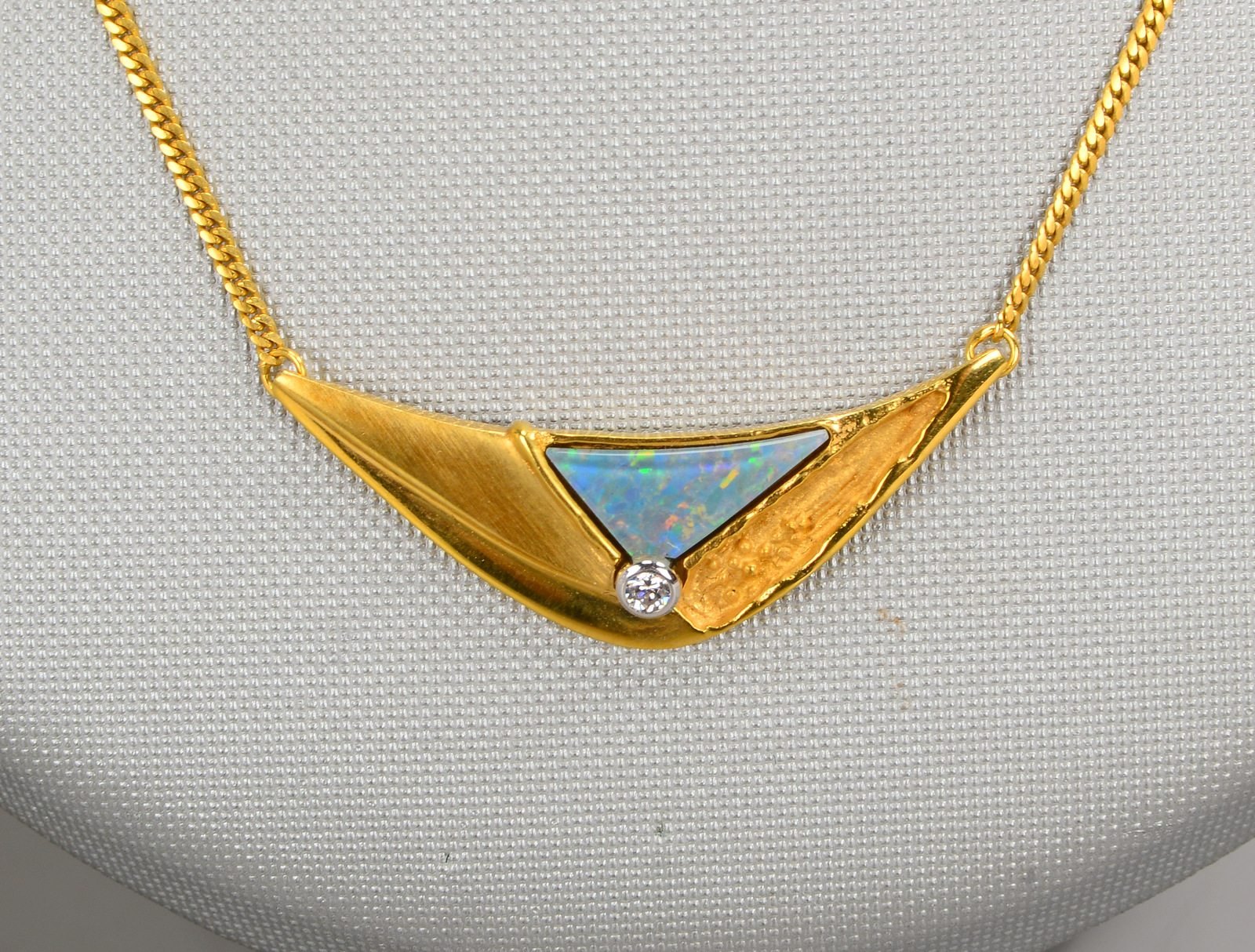 Collier, 585 GG (gest.), mit Opalplatte und Brillant; Länge 41 cm, Gewicht 6,70