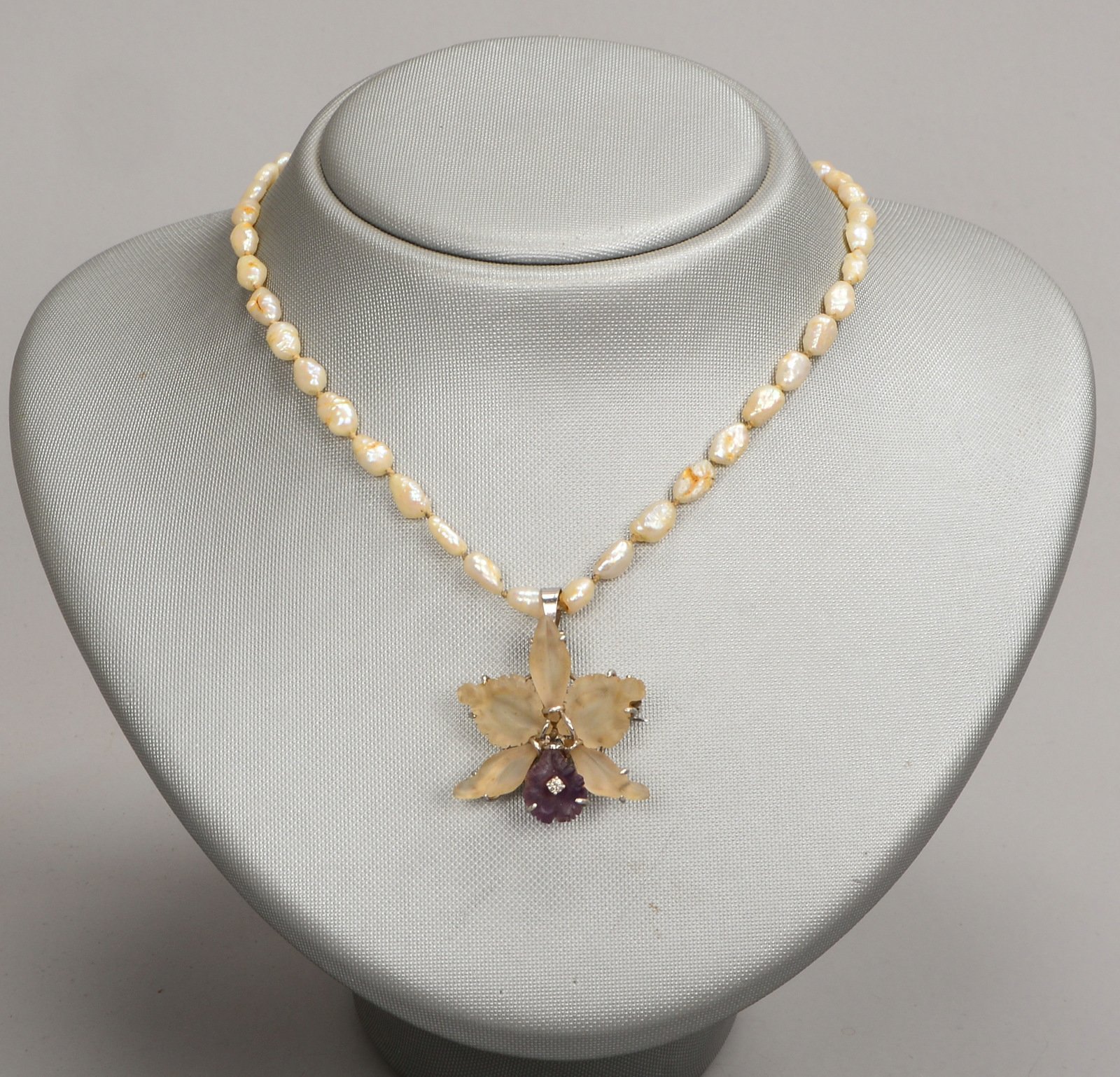 Anhänger/Brosche, 750 WG (gest.), 'Blüte', mit Bergkristall, Amethyst und Diamanten