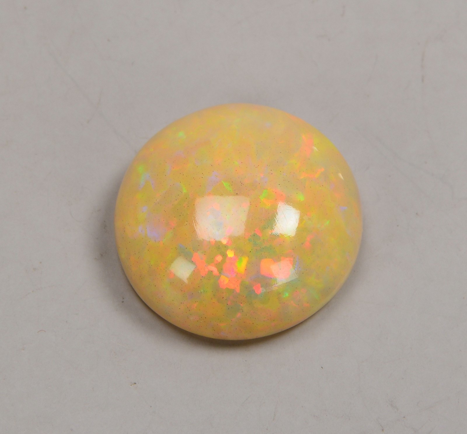 Loser natürl. Opal von 33,82 ct, runder Stein im Cabochonschliff - mit Zertifikat!