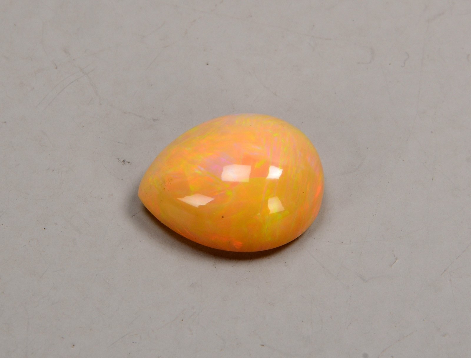 Loser natürl. Opal von ca. 16,95 ct, tropfenförmiger Stein im Cabochonschliff