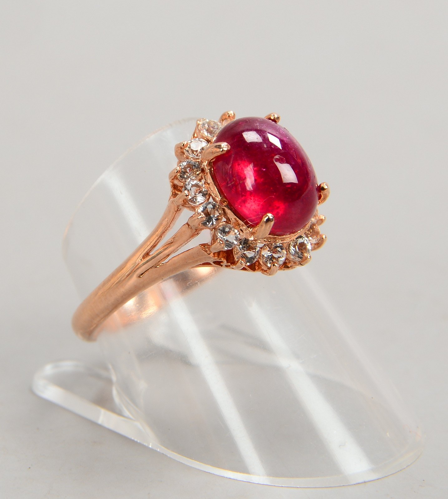 Ring, Silber/vergoldet, mit Rubincabochon/Entourage aus Glassteinen