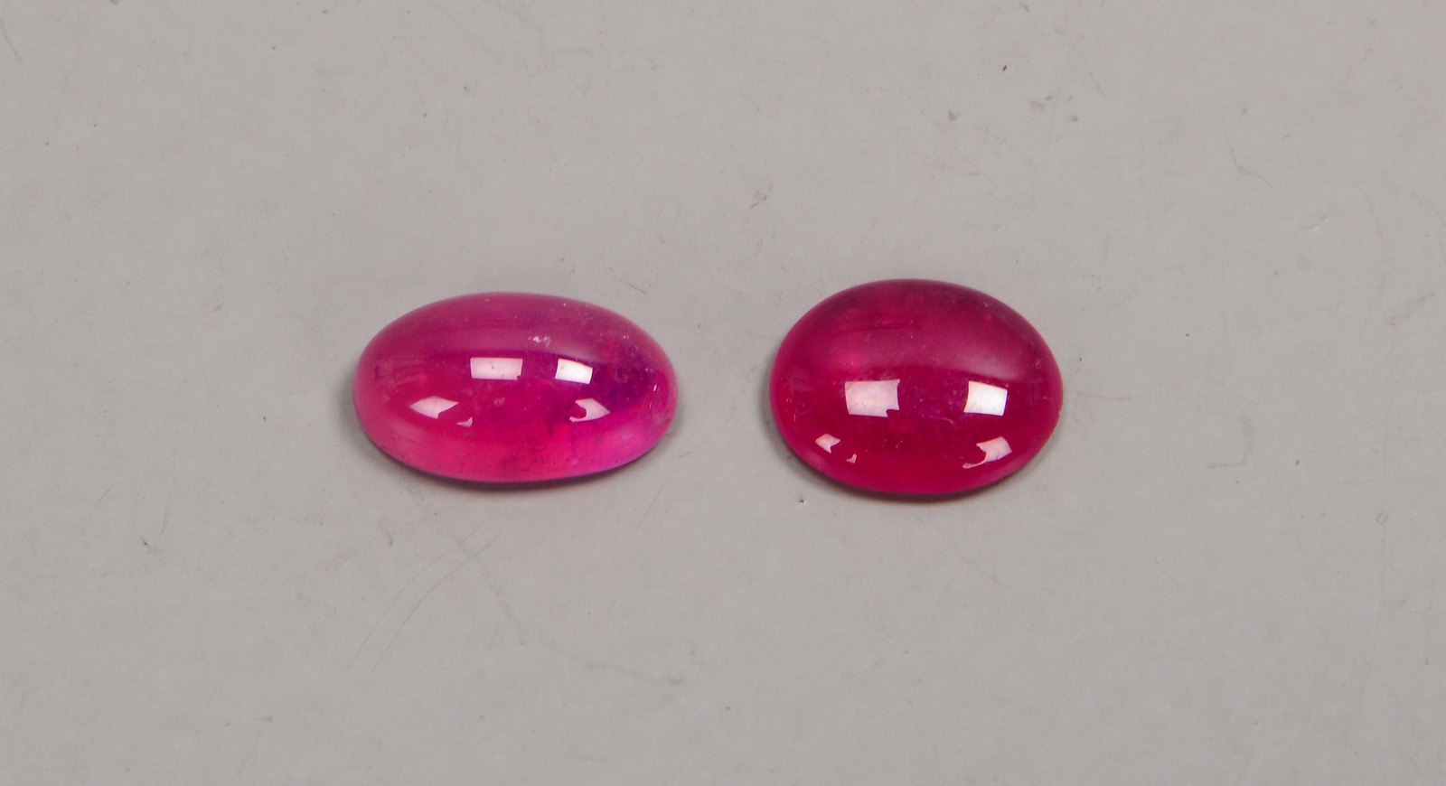 2 lose Rubine (Afrika), zus. 13,65 ct, Steine im Cabochonschliff - jeweils behandelt