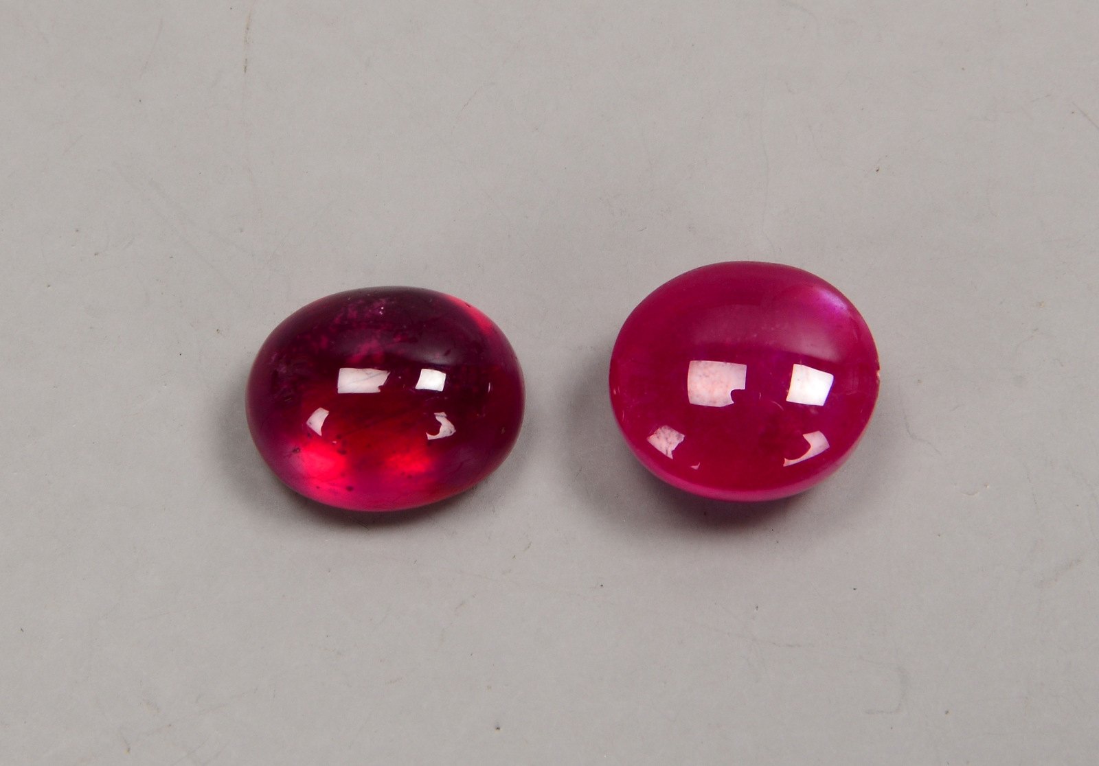 2 lose Rubine (Afrika), zus. 34,80 ct, Steine im Cabochonschliff - jeweils behandelt