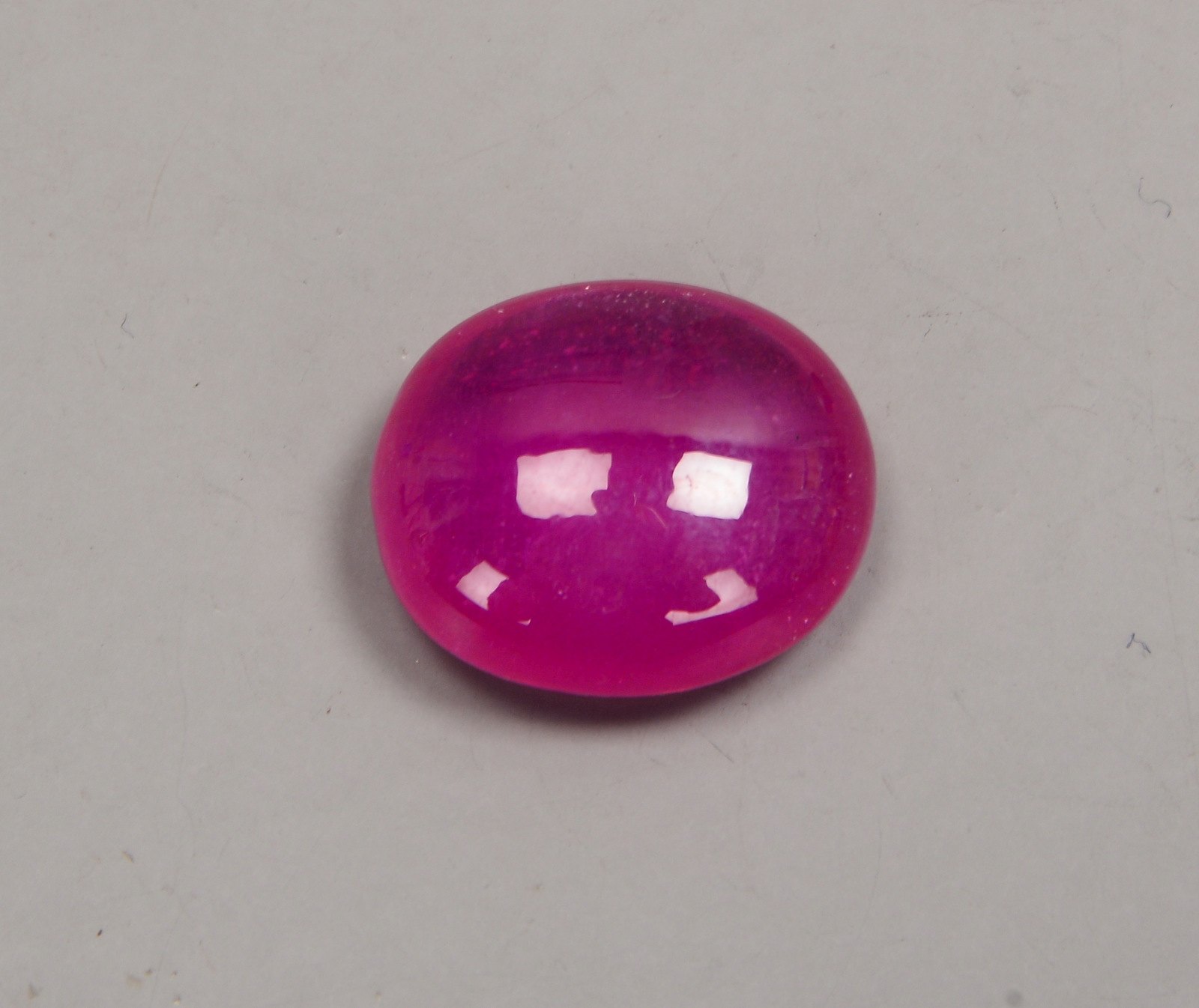 Loser Rubin (Afrika), ca. 33,90 ct, Stein im Cabochonschliff - behandelt