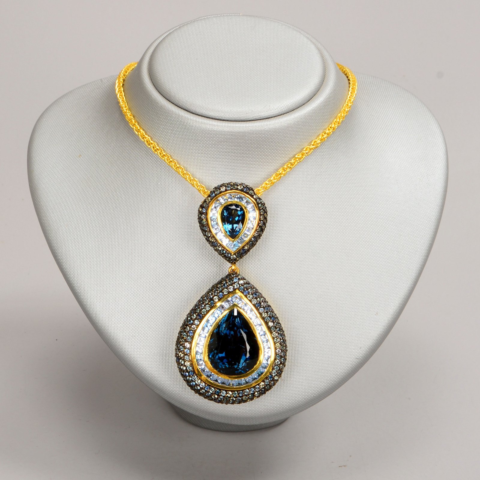 Collier, Silber/teils vergoldet, Anhänger mit blauem Topas, Aquamarin und Saphir