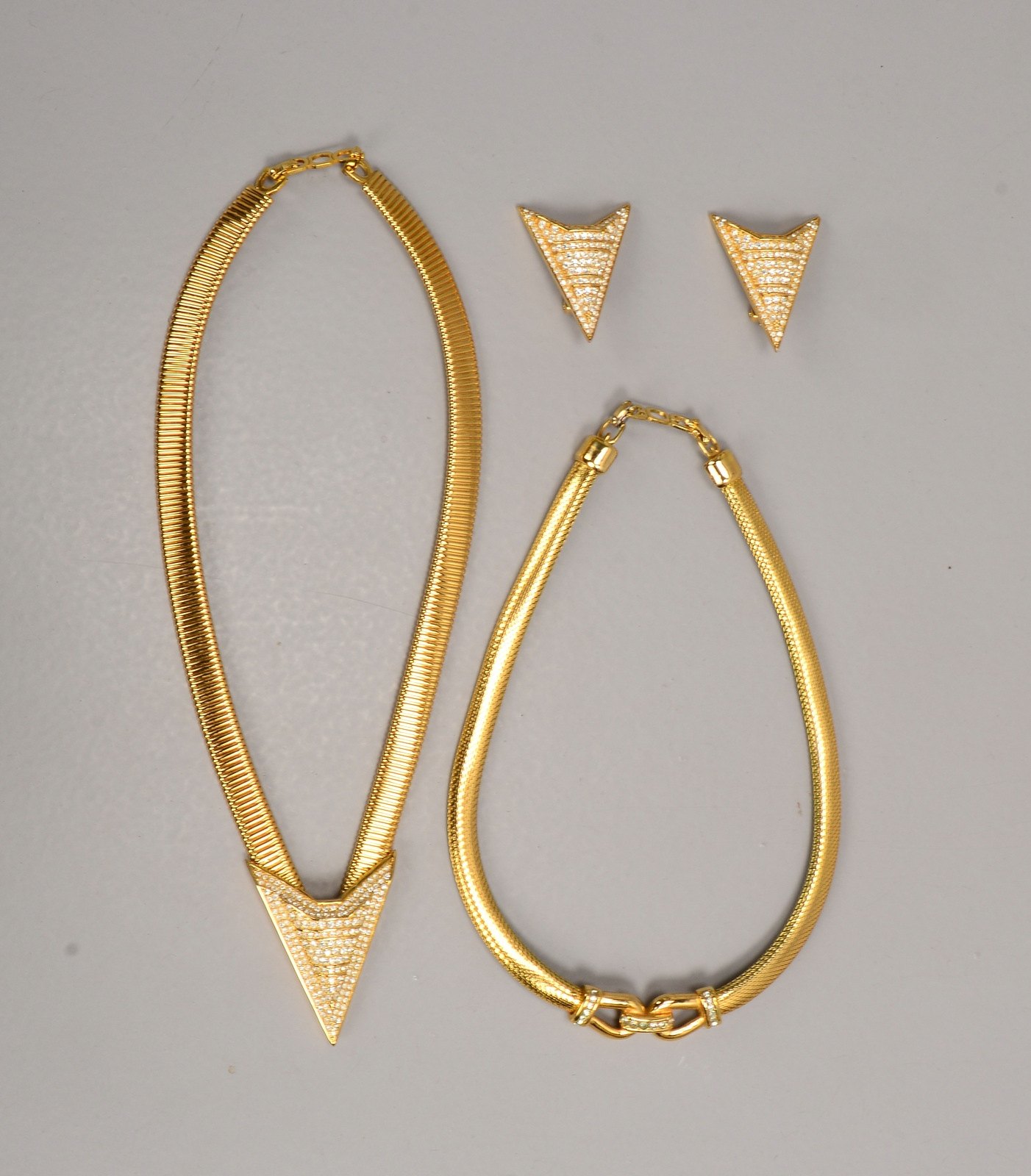 Modeschmuck, vergoldet, mit Steinbesatz: Chr. Dior-Collier/Ohrclips, Grossé-Collier