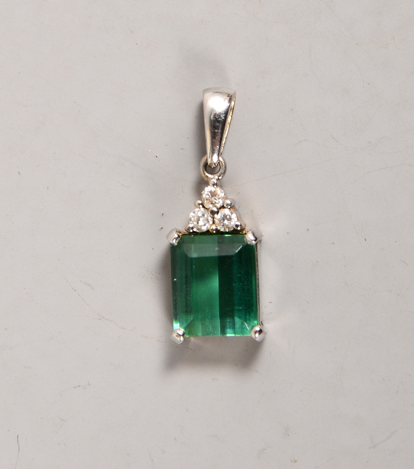 Anhänger, 585 WG (gepr.), mit Turmalin und 3x kl. Diamanten; Maße/ohne Öse: 15 x 7 mm