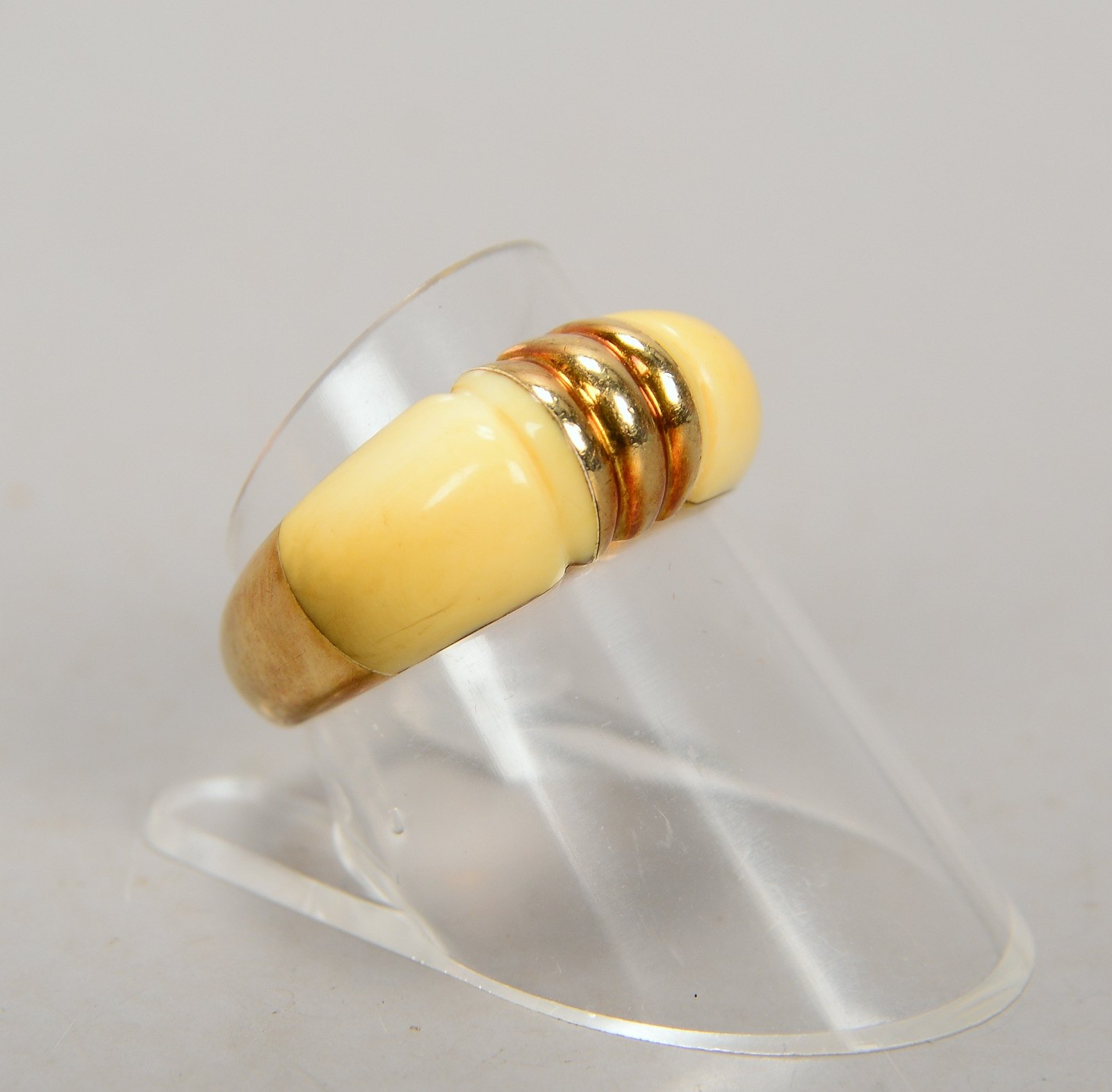 Ring, 375 GG (gestempelt), Ringschulter beidseitig mit Bein-Einlage; RG 57, Gewicht 5 g