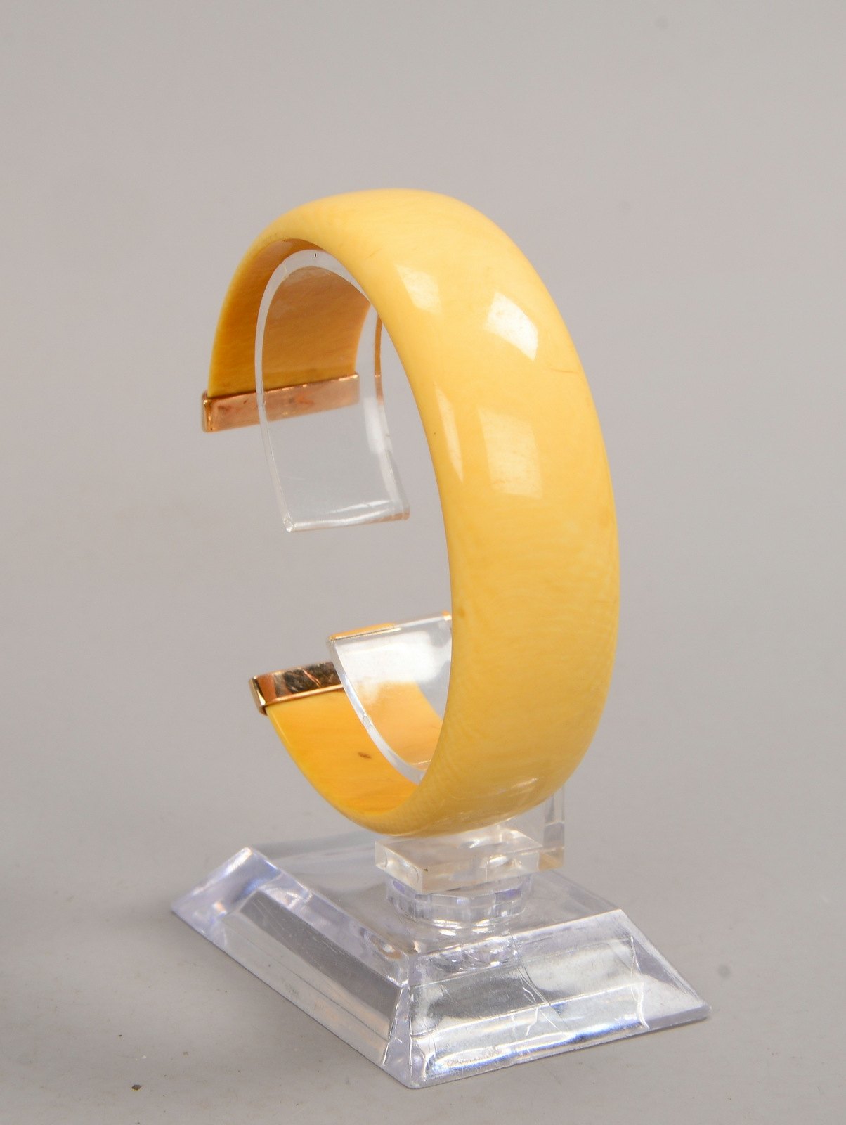 Armspange, Bein, mit 375 Gold-Montierung; Innenmaße 5,5 x 6 cm