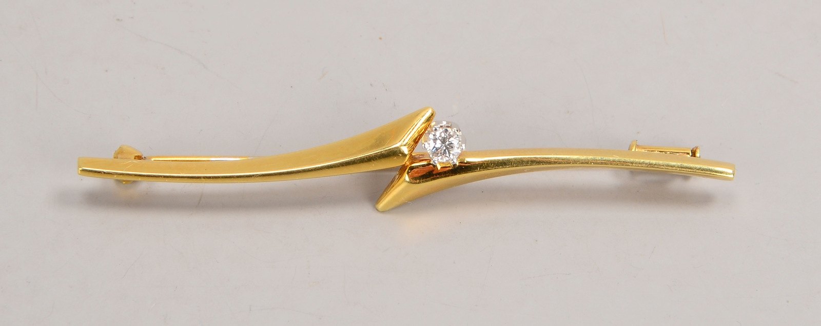 Brosche, 585 GG (gest.), mit Brillant von 0,15 ct; Länge 6 cm, Gewicht 3,30 g