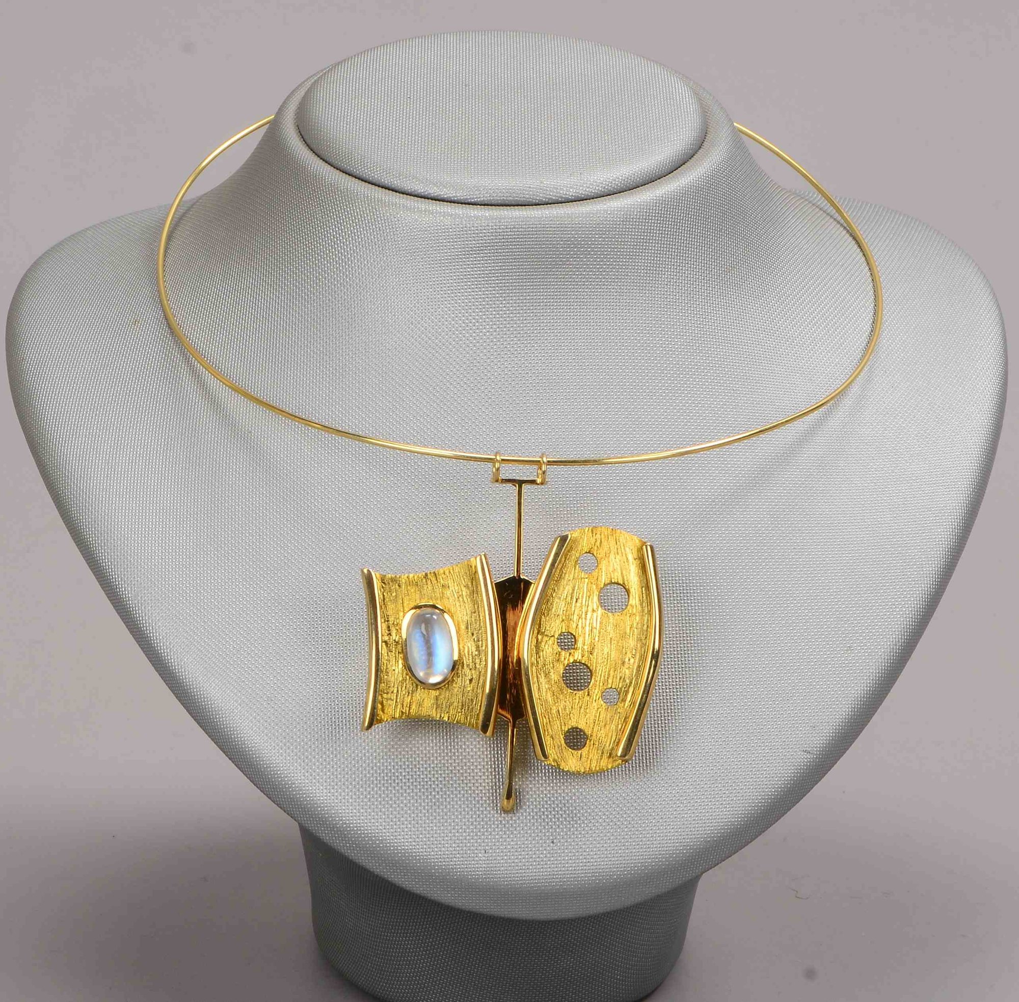 Collier (Goldschmiedeanfert.), 585 GG (gest.): Anhänger mit Mondstein, an Halsreif
