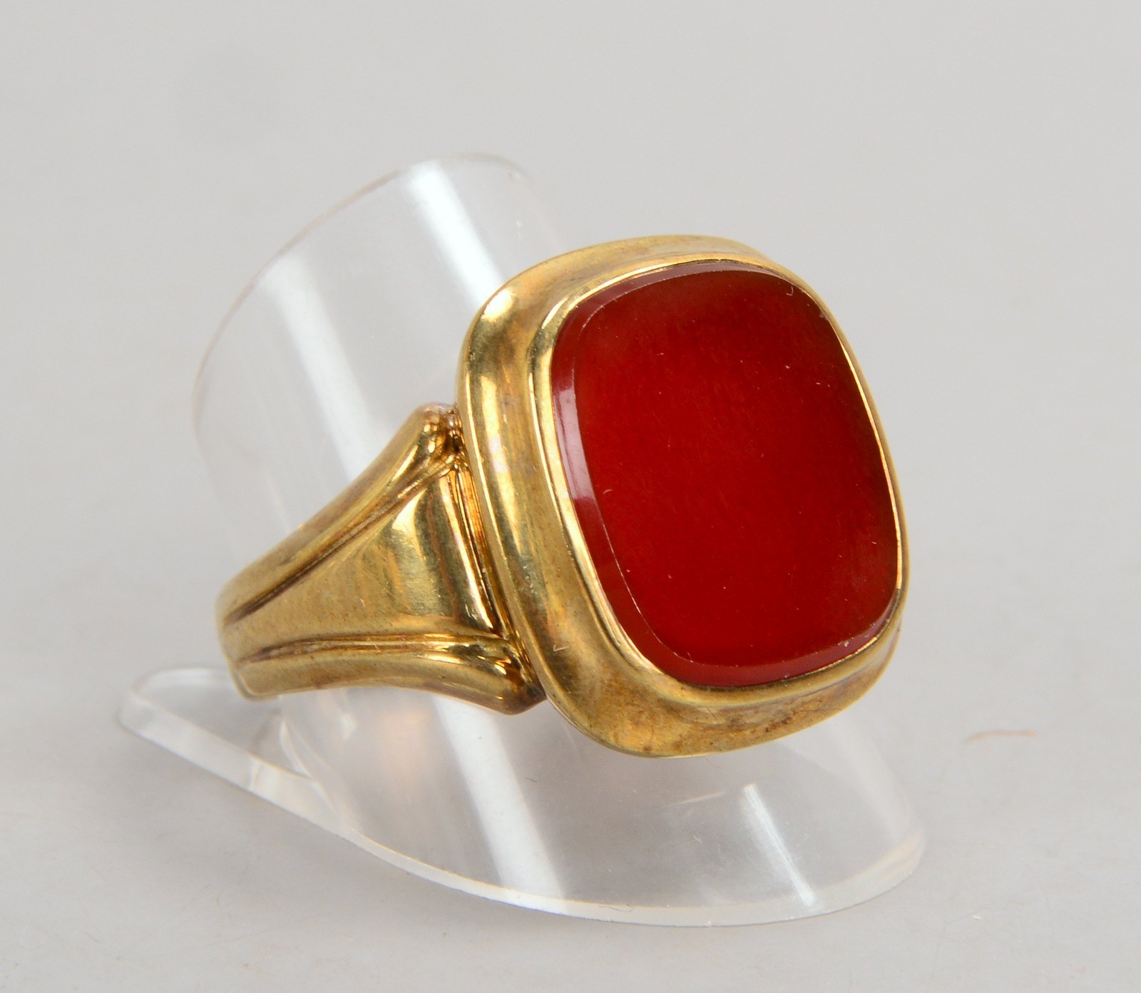 Herrenring, 333 GG (gest.), mit Carneolplatte/Maße Ringkopf 17 x 19 mm