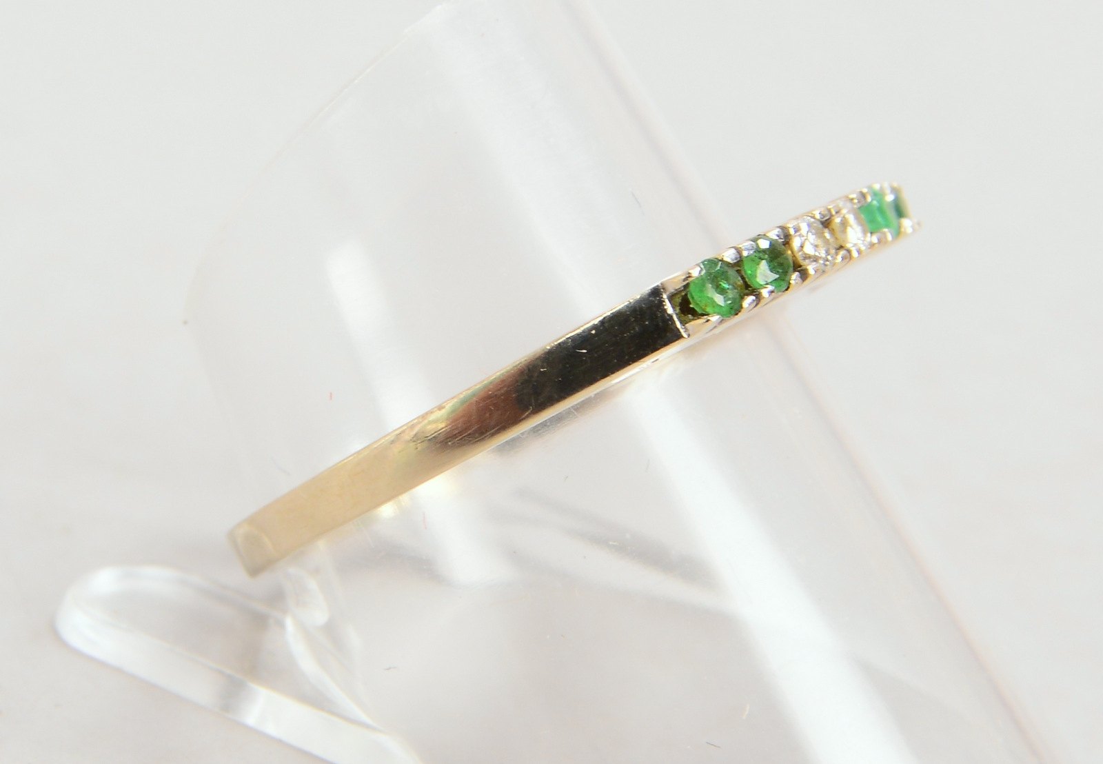 Ring, 585 WG (gest.), mit Smaragd und Diamanten; RG 58, Gewicht 2,10 g